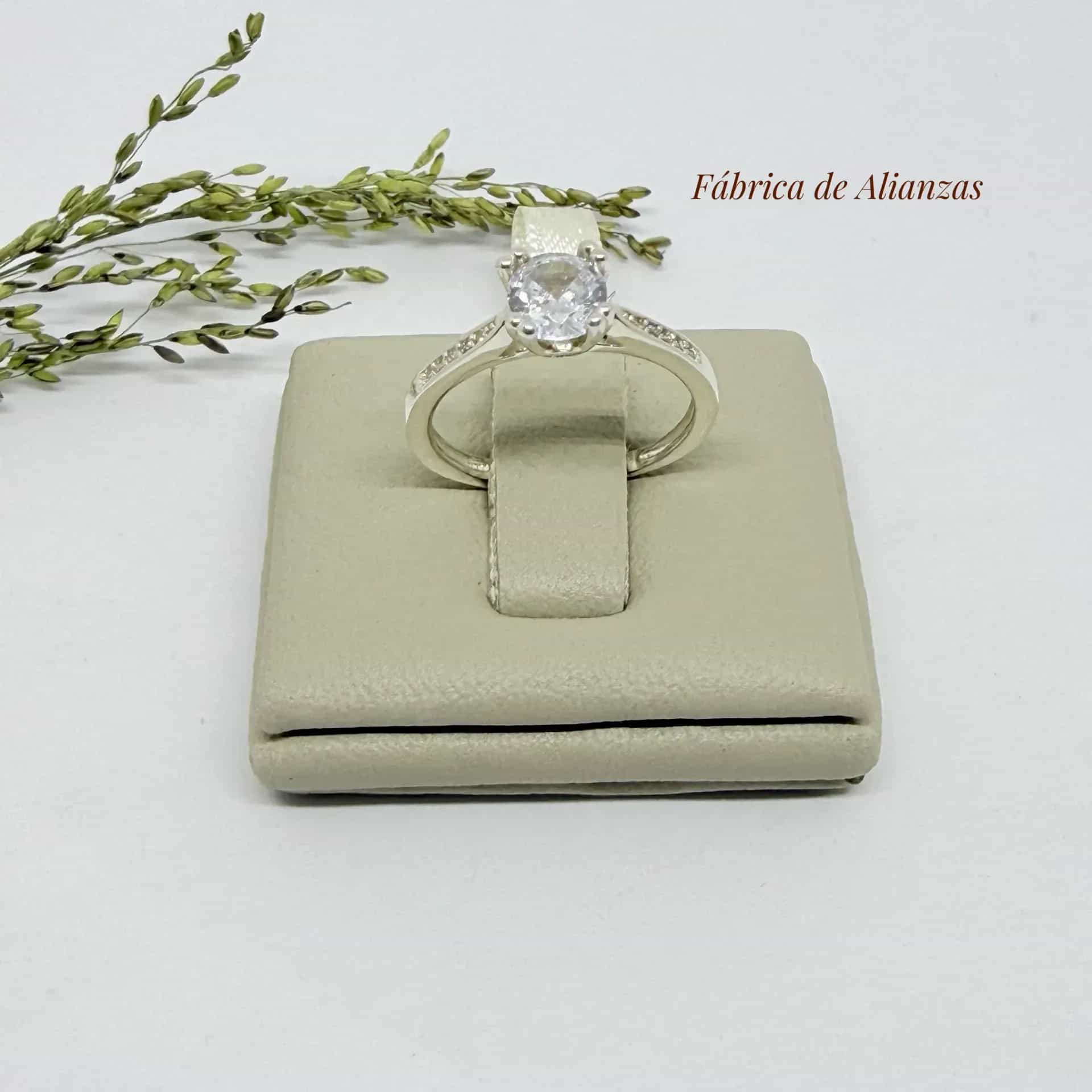 Anillo Piedra Central y Laterales Blancas