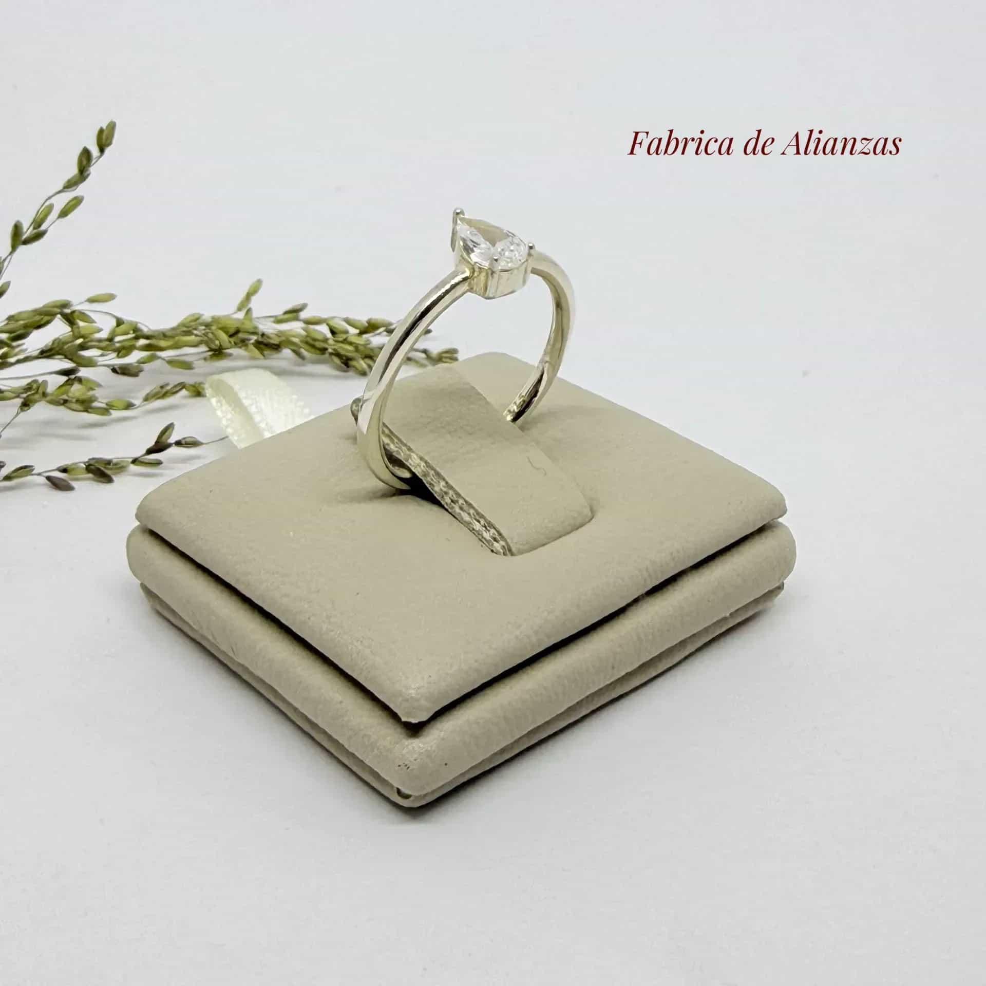 Anillo Solitario Piedra Gota Blanca