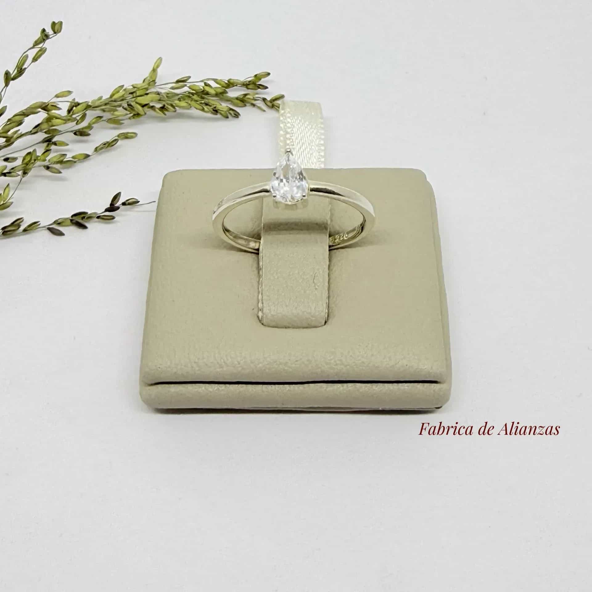Anillo Solitario Piedra Gota Blanca