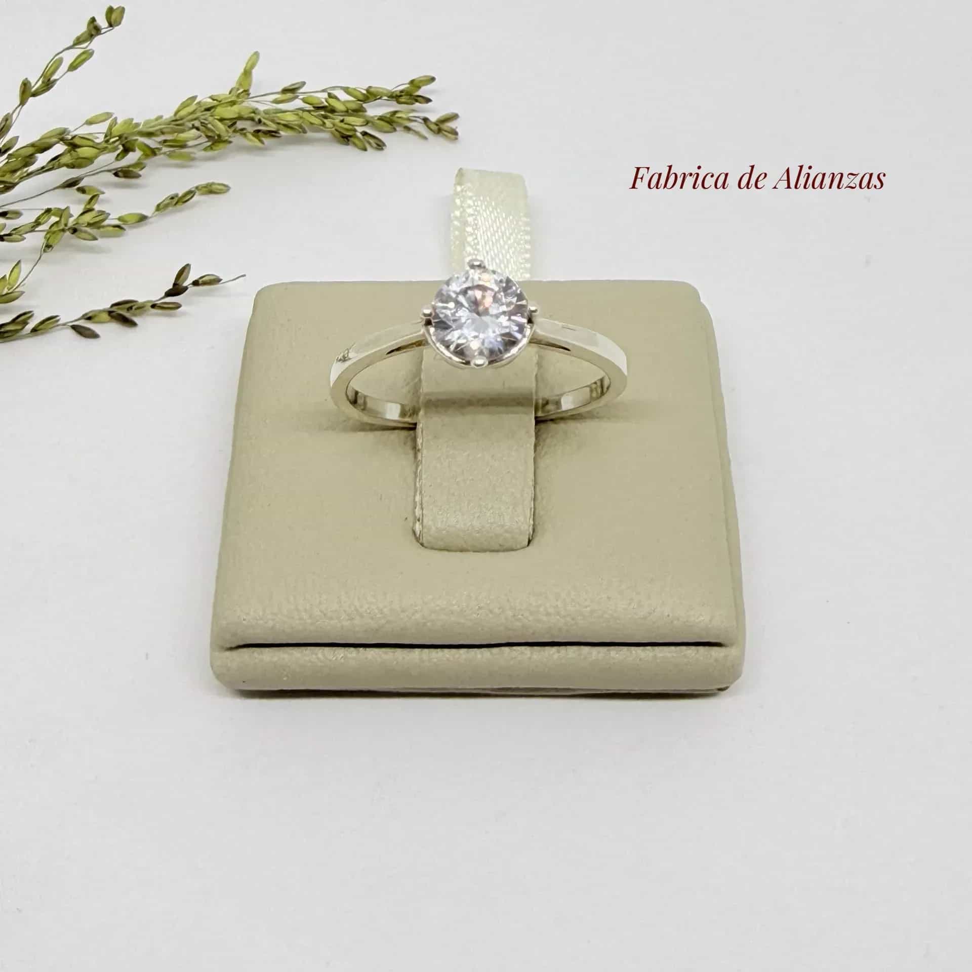 Solitario Piedra Blanca