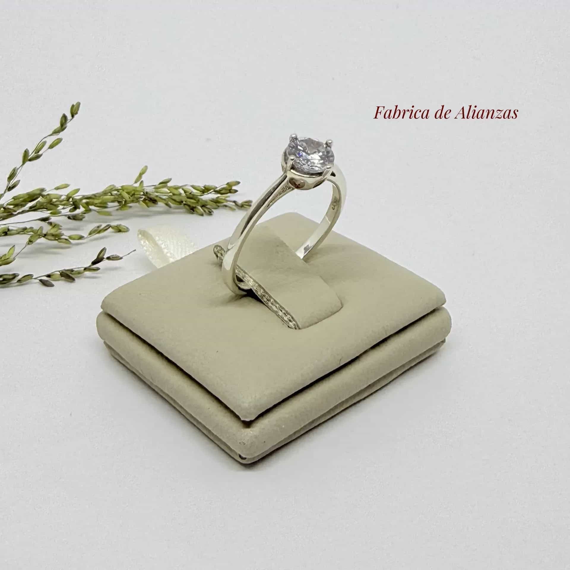Solitario Piedra Blanca