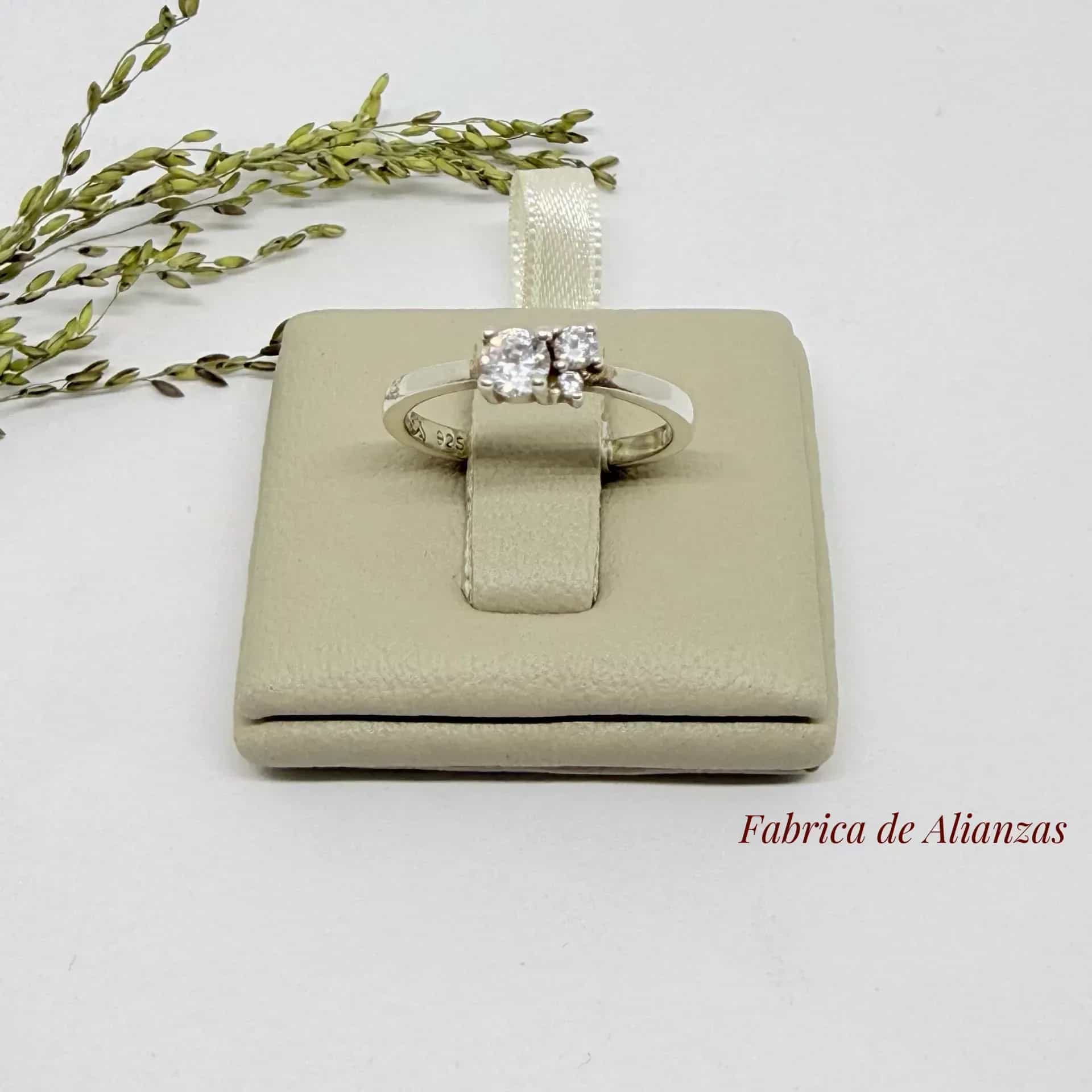 Anillo 3 piedras Blancas