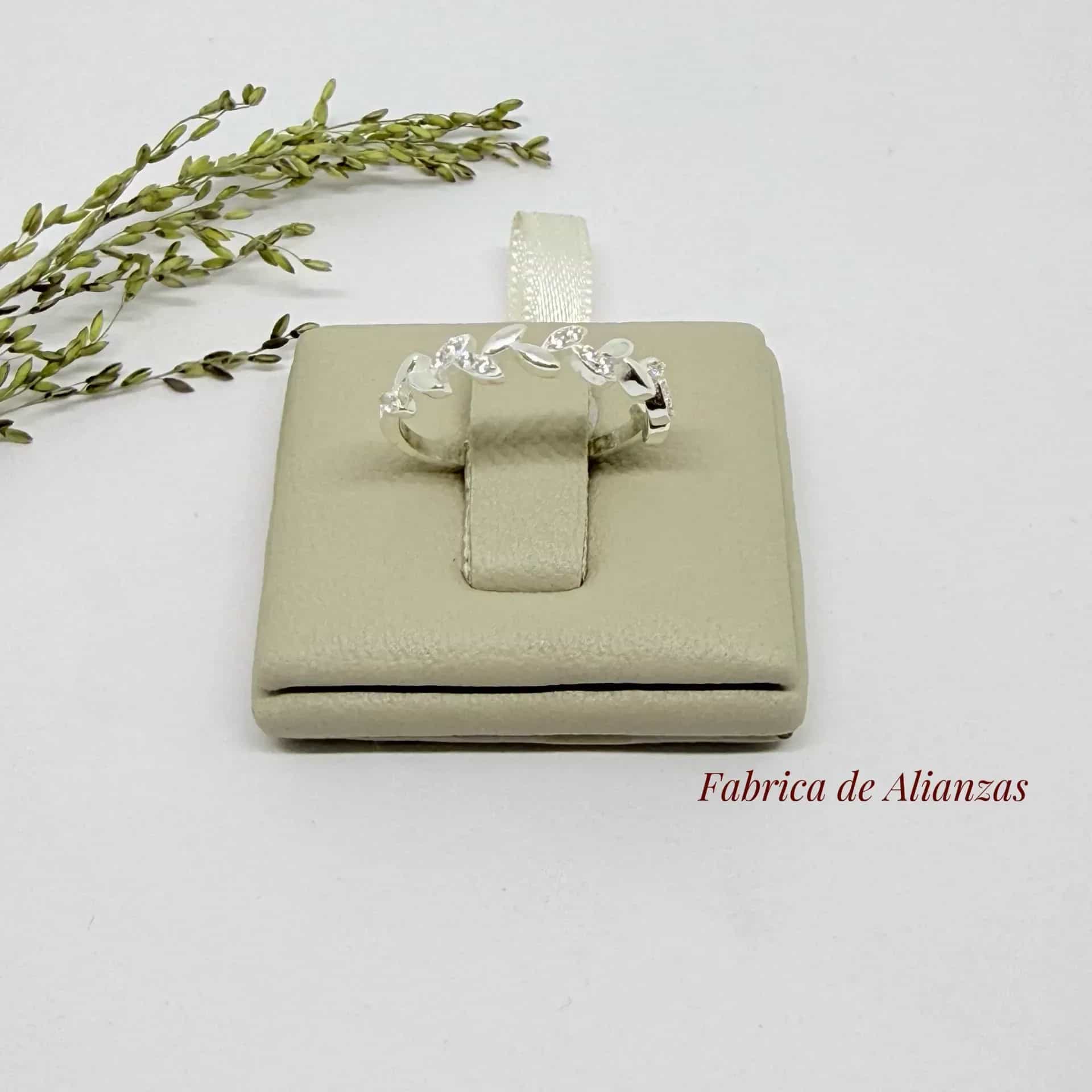 Anillo Hojas Piedras Blancas