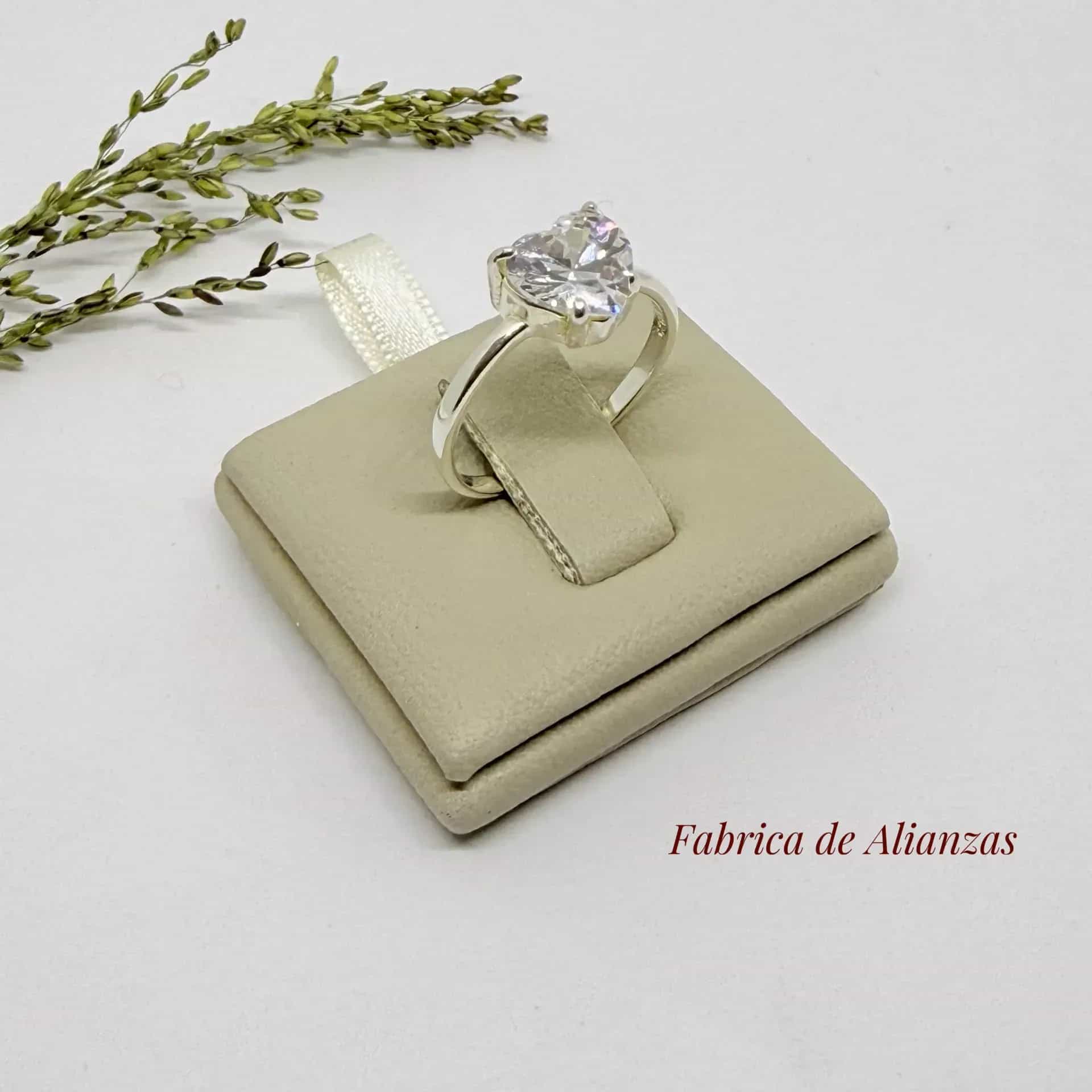 Anillo Corazón Piedra Blanca Grande