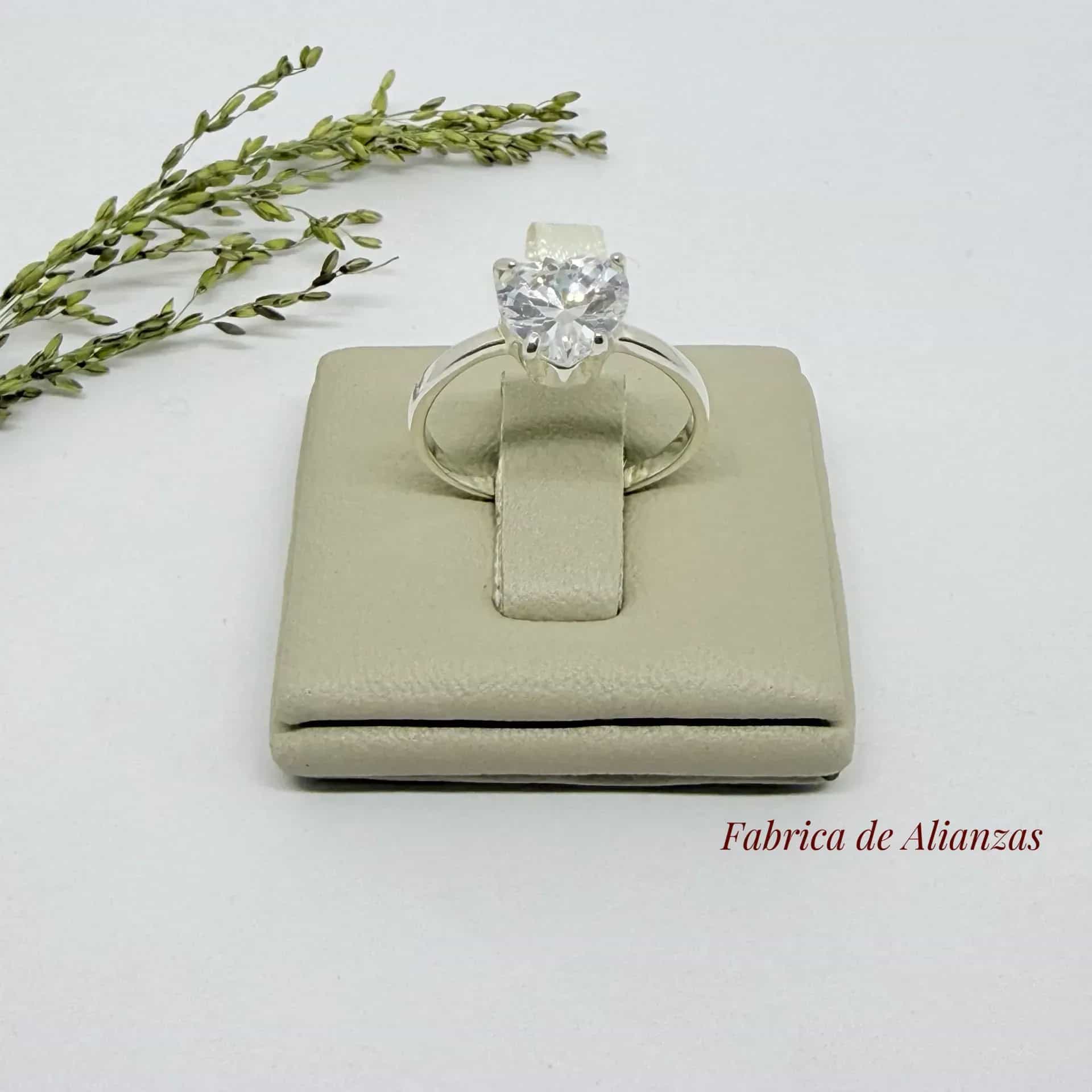 Anillo Corazón Piedra Blanca Grande