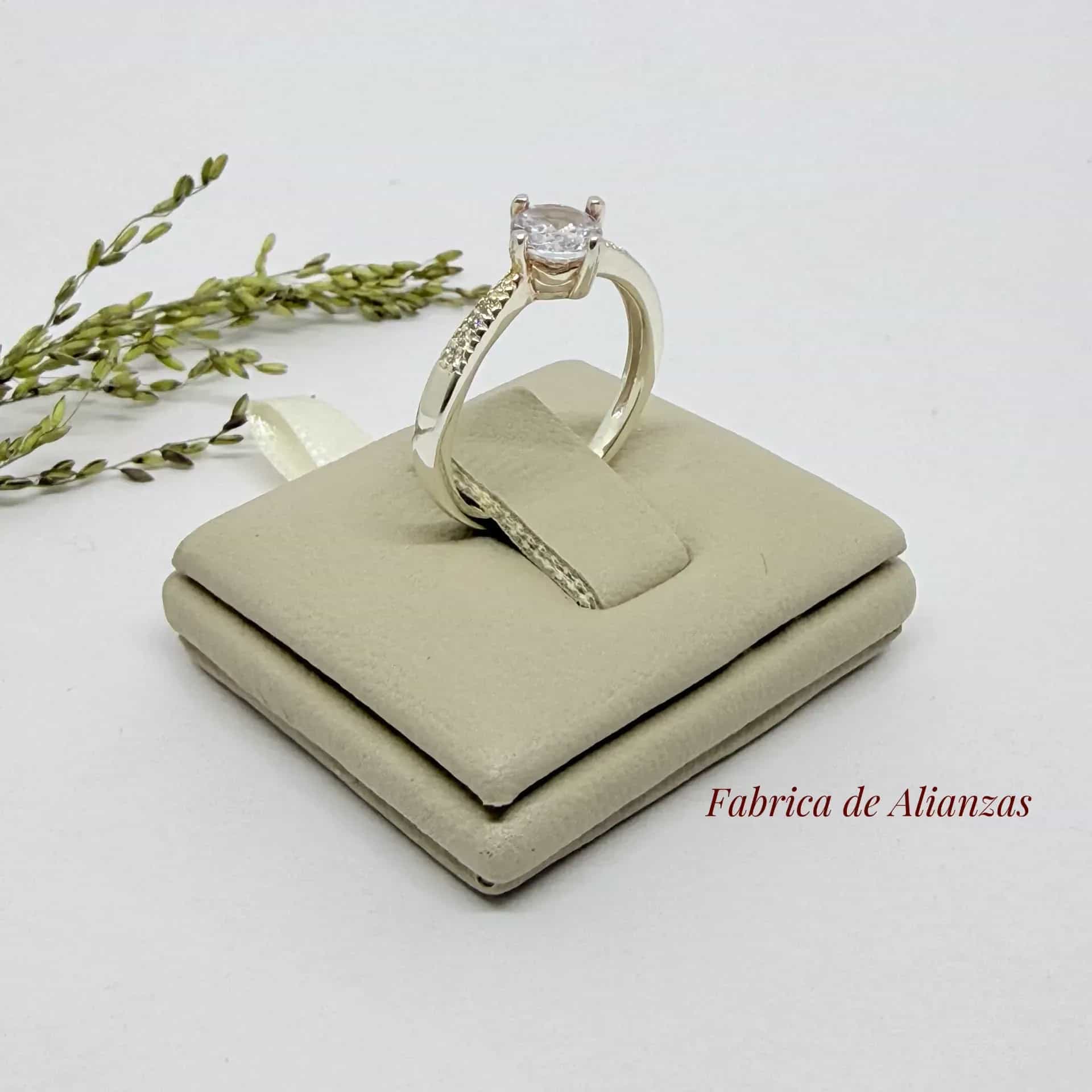 Anillo Piedra Central y Laterales Blancas