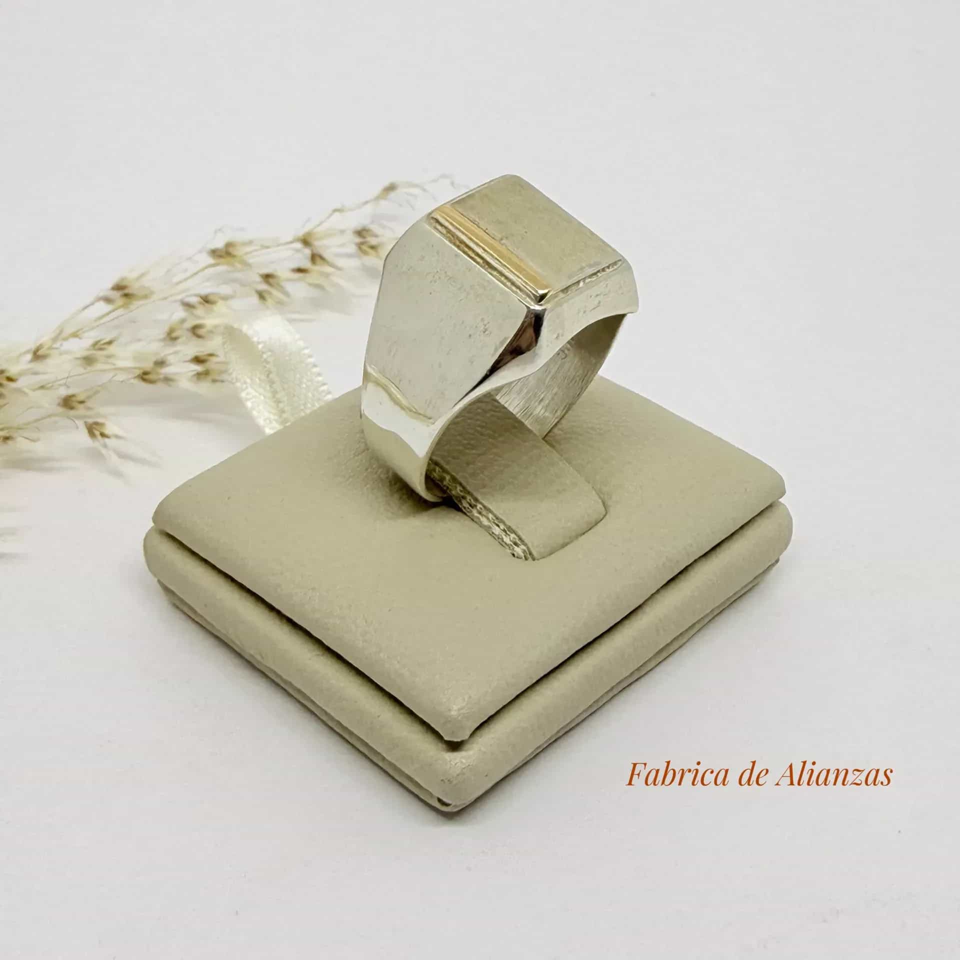 Anillo Sello Rectangular 10 por 8 milímetros.