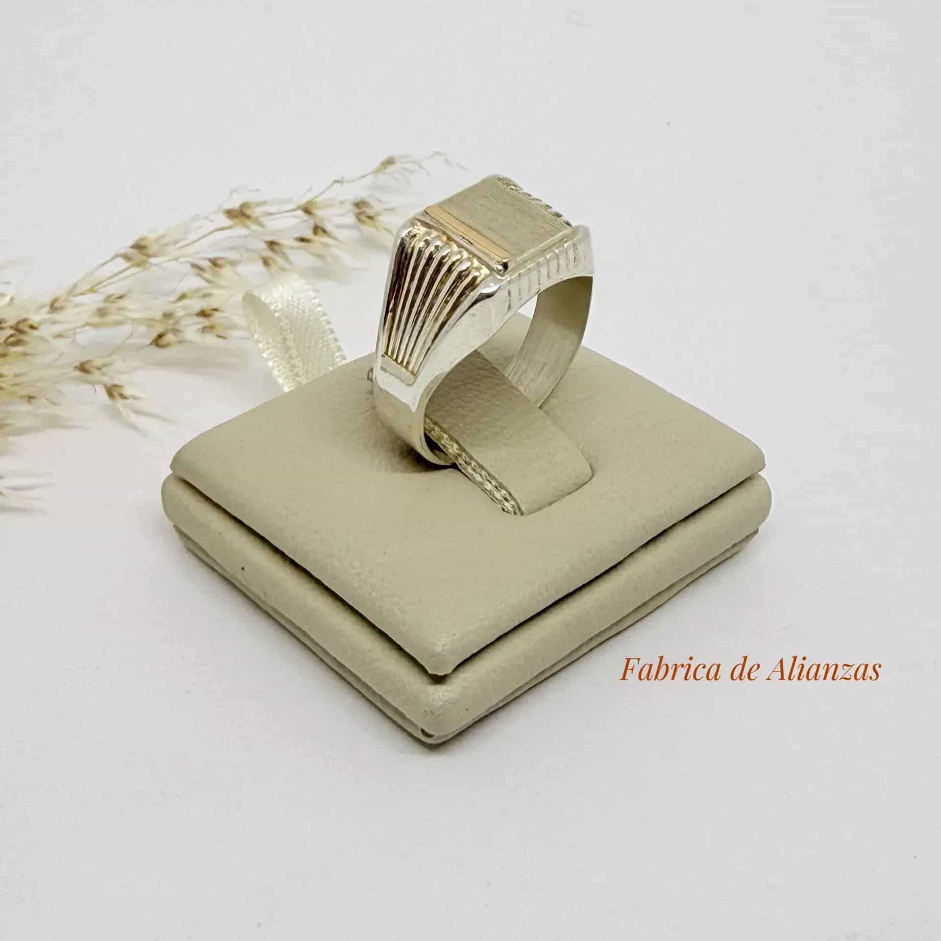 Anillo Sello Rectangular 8 por 7 milímetros.