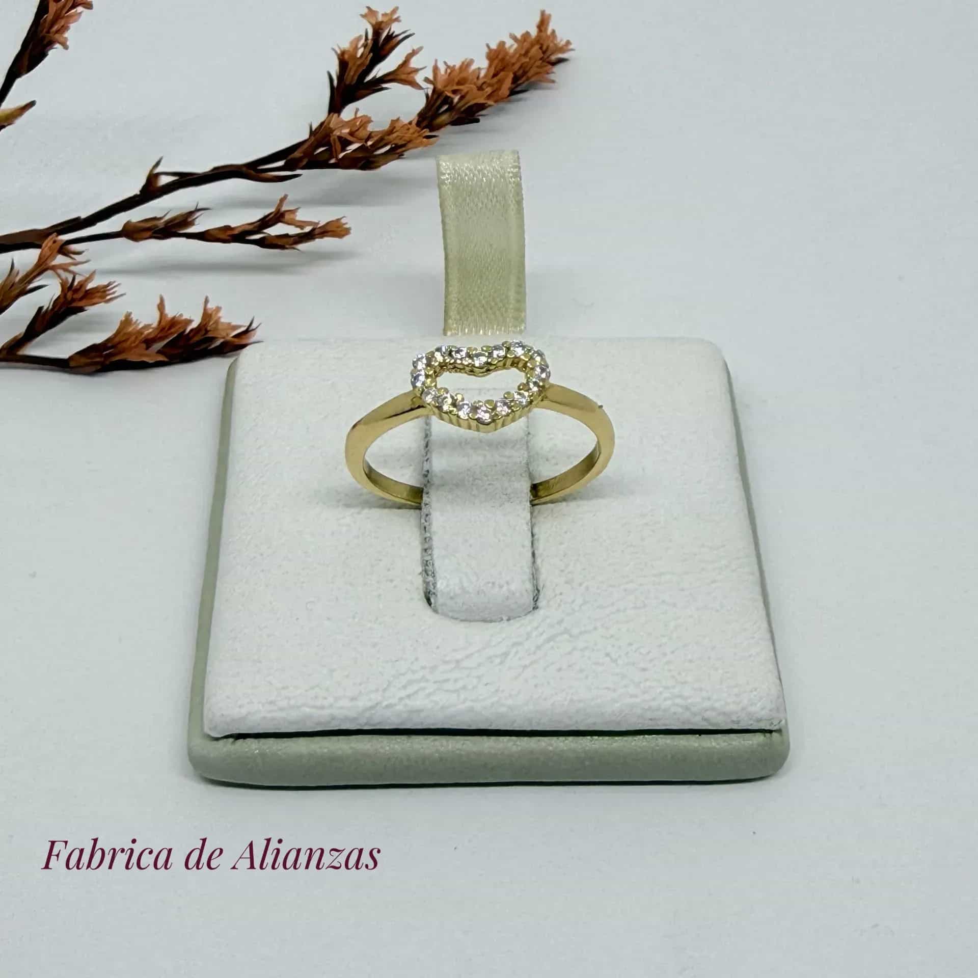 Anillo Corazón con Piedras Blancas