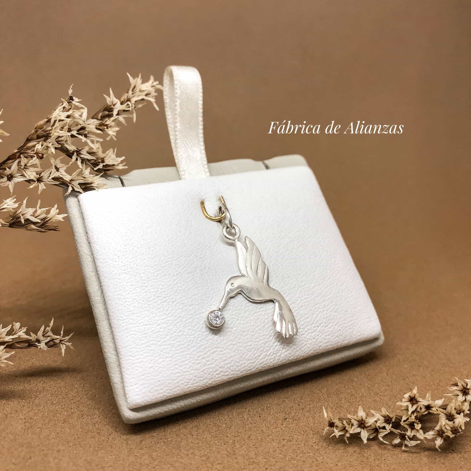 Dije Colibrí Mediano con Piedras Blanca