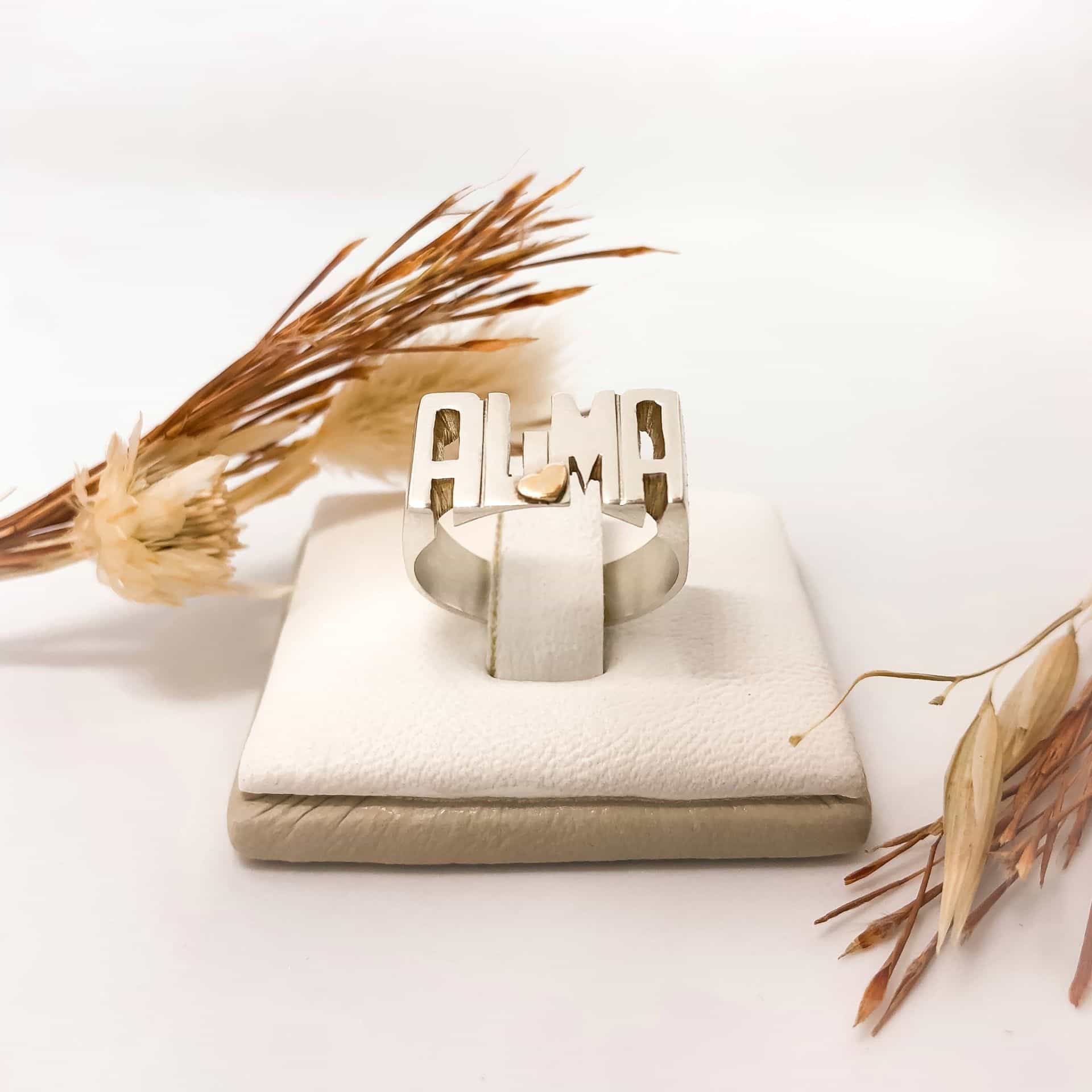 Anillo Nombre de Plata con Corazón de Oro