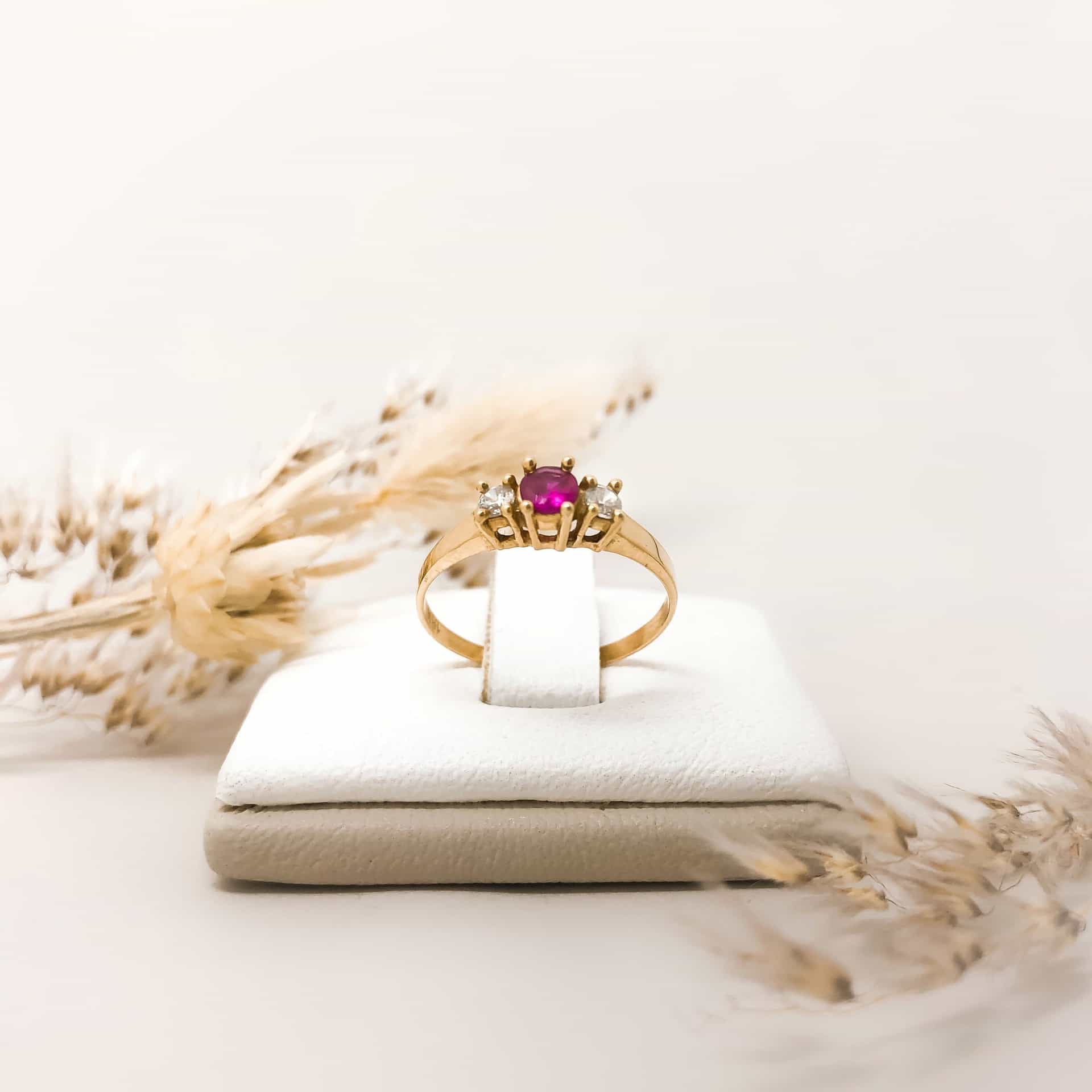 Anillo Piedra Roja y Blancas