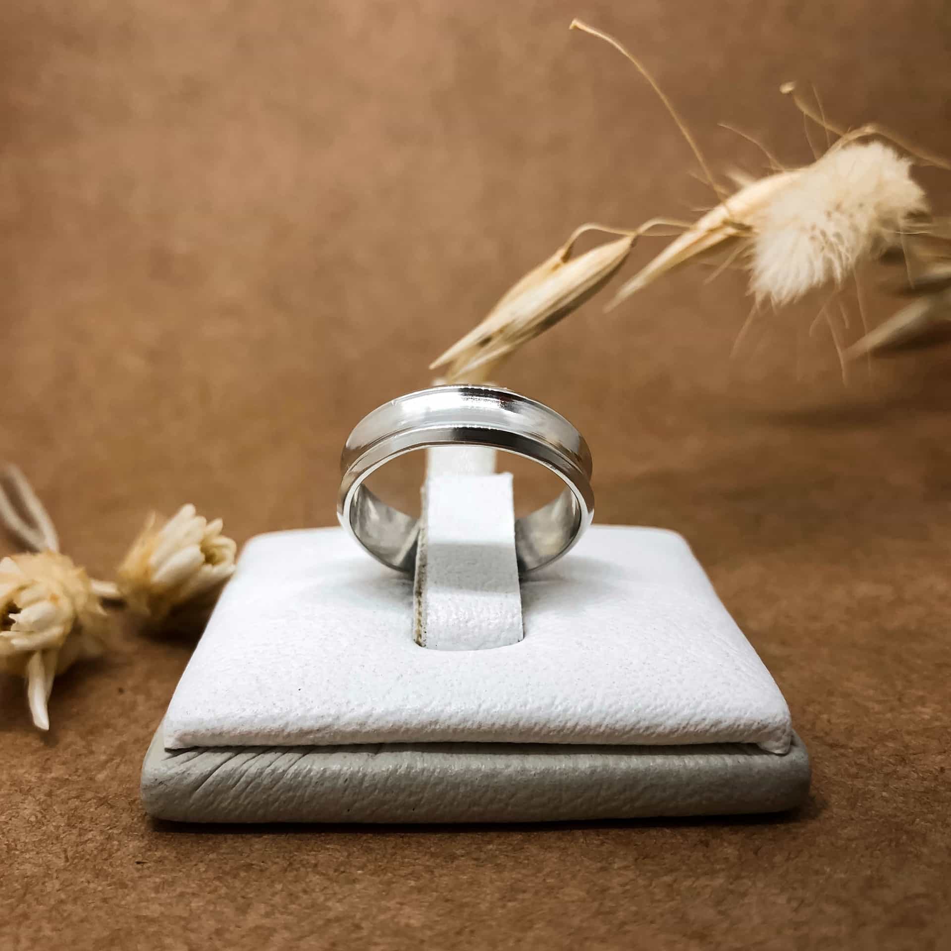 Alianza Cóncava Ancha Oro Blanco