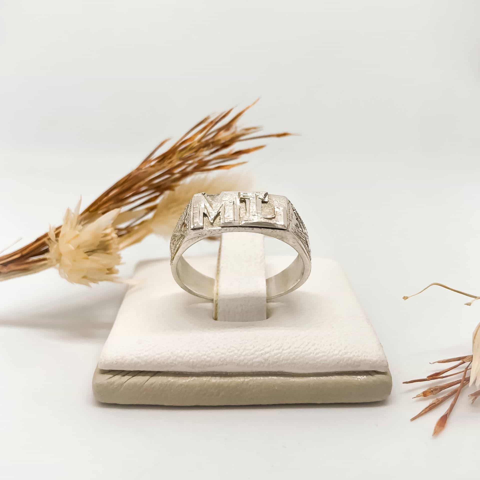 Anillo Sello con Letras sobre Relieve