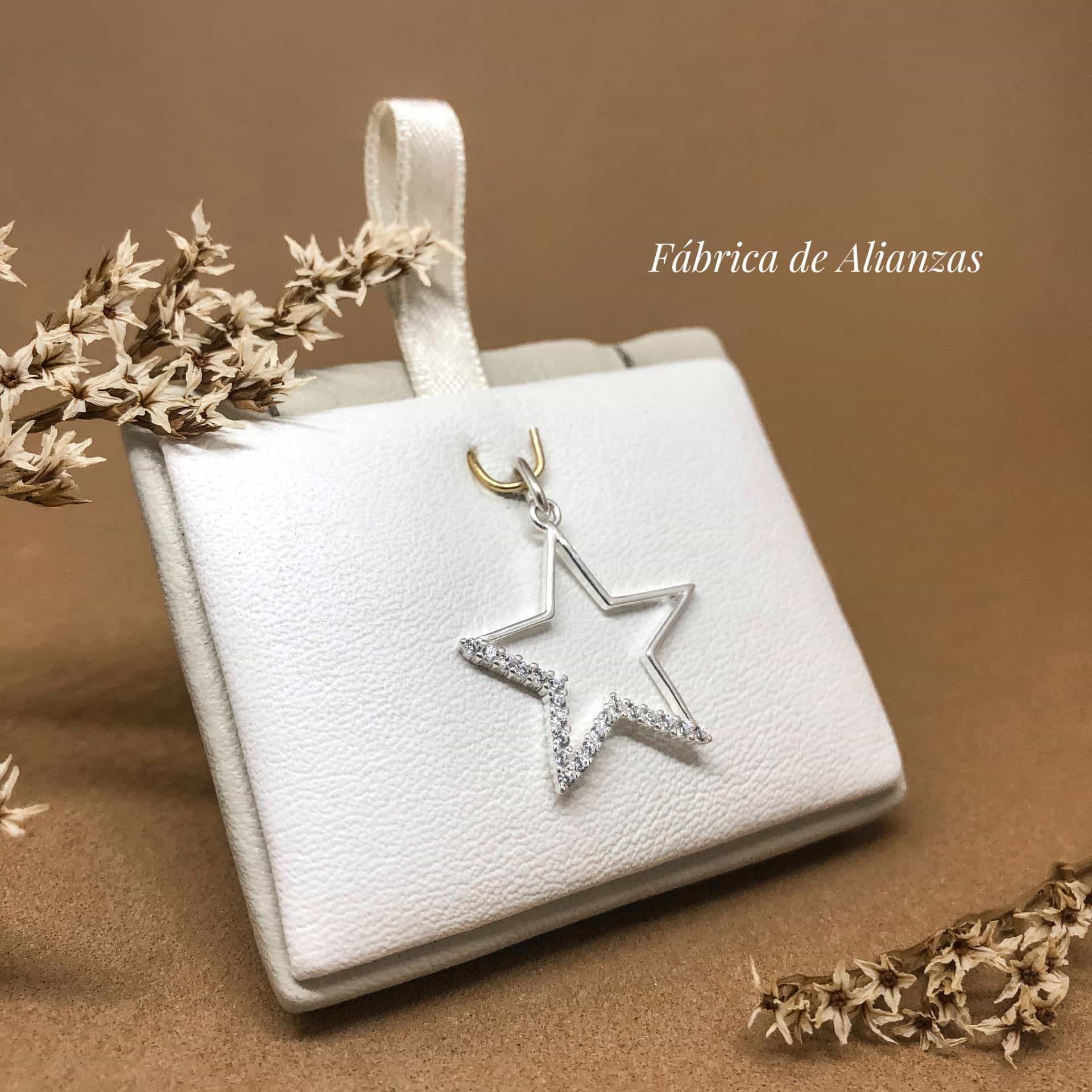 Dije Estrella con Piedras Blancas