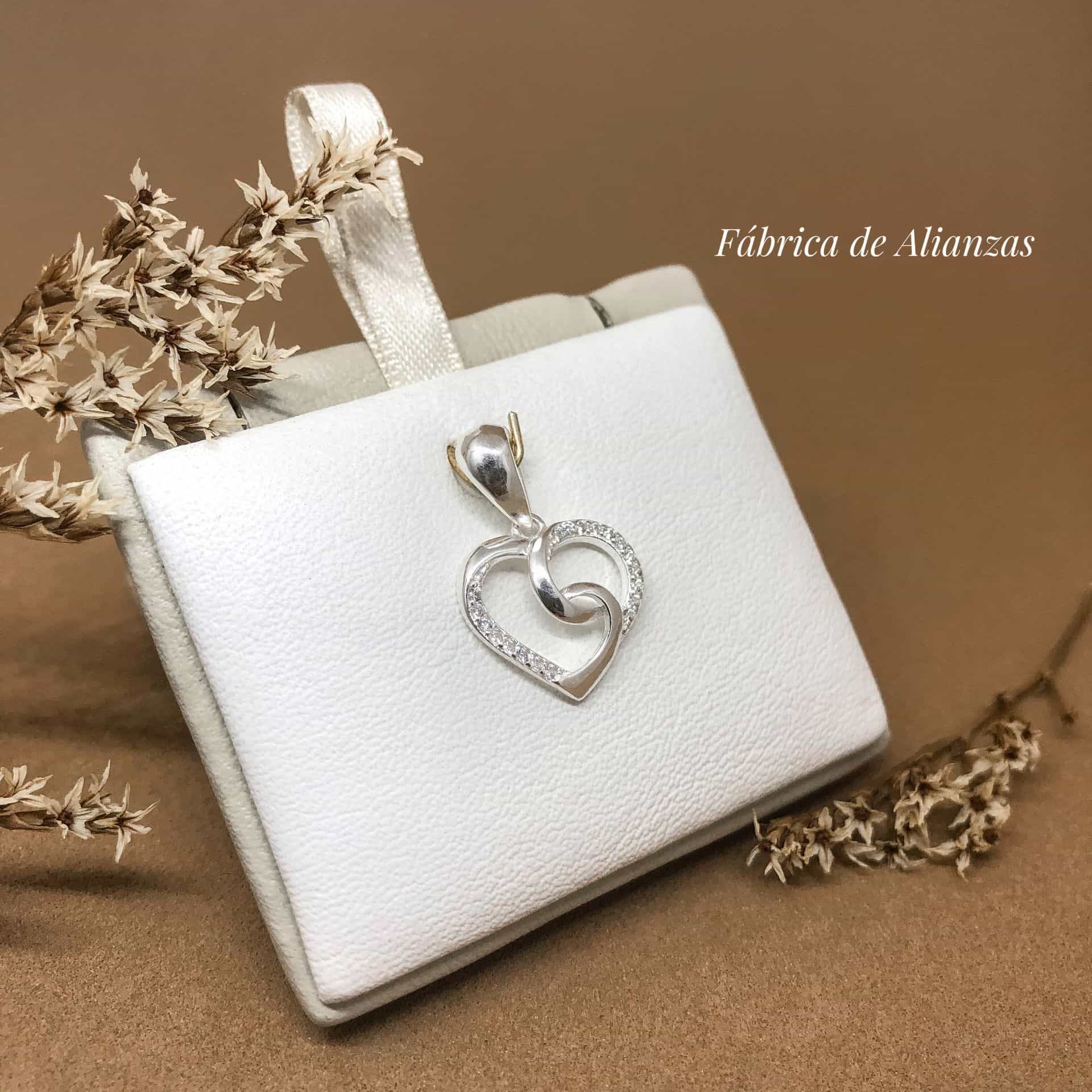 Dije Corazón con Piedras Blancas