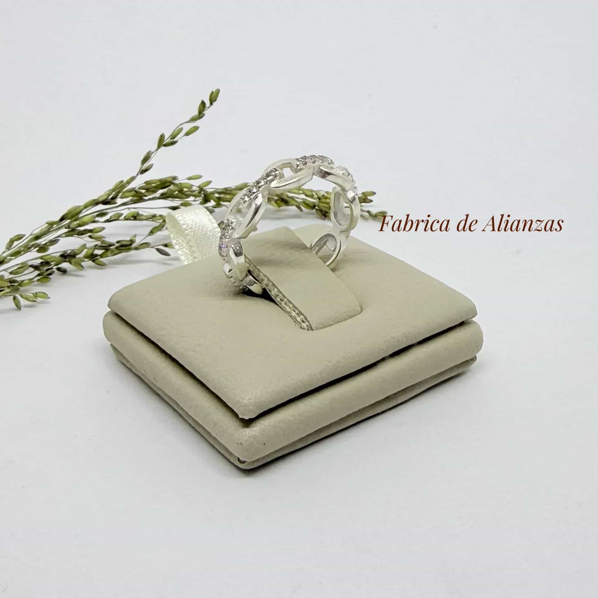 Anillo Trenza con Piedra Blancas
