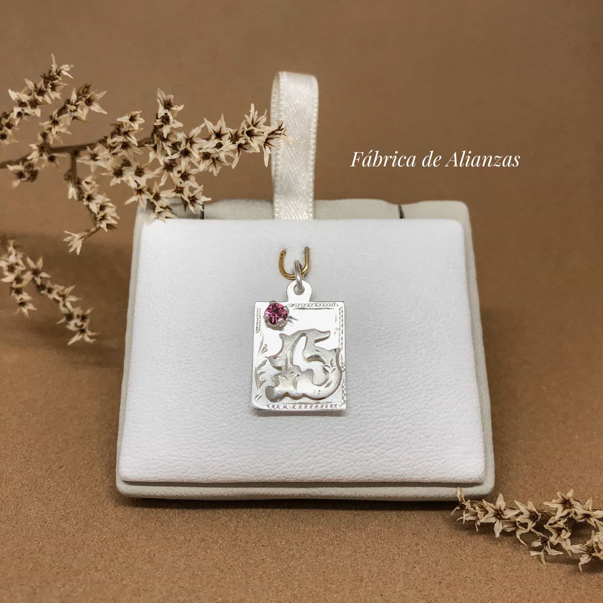 Medalla Número 15 Rectangular con Piedra Rosa