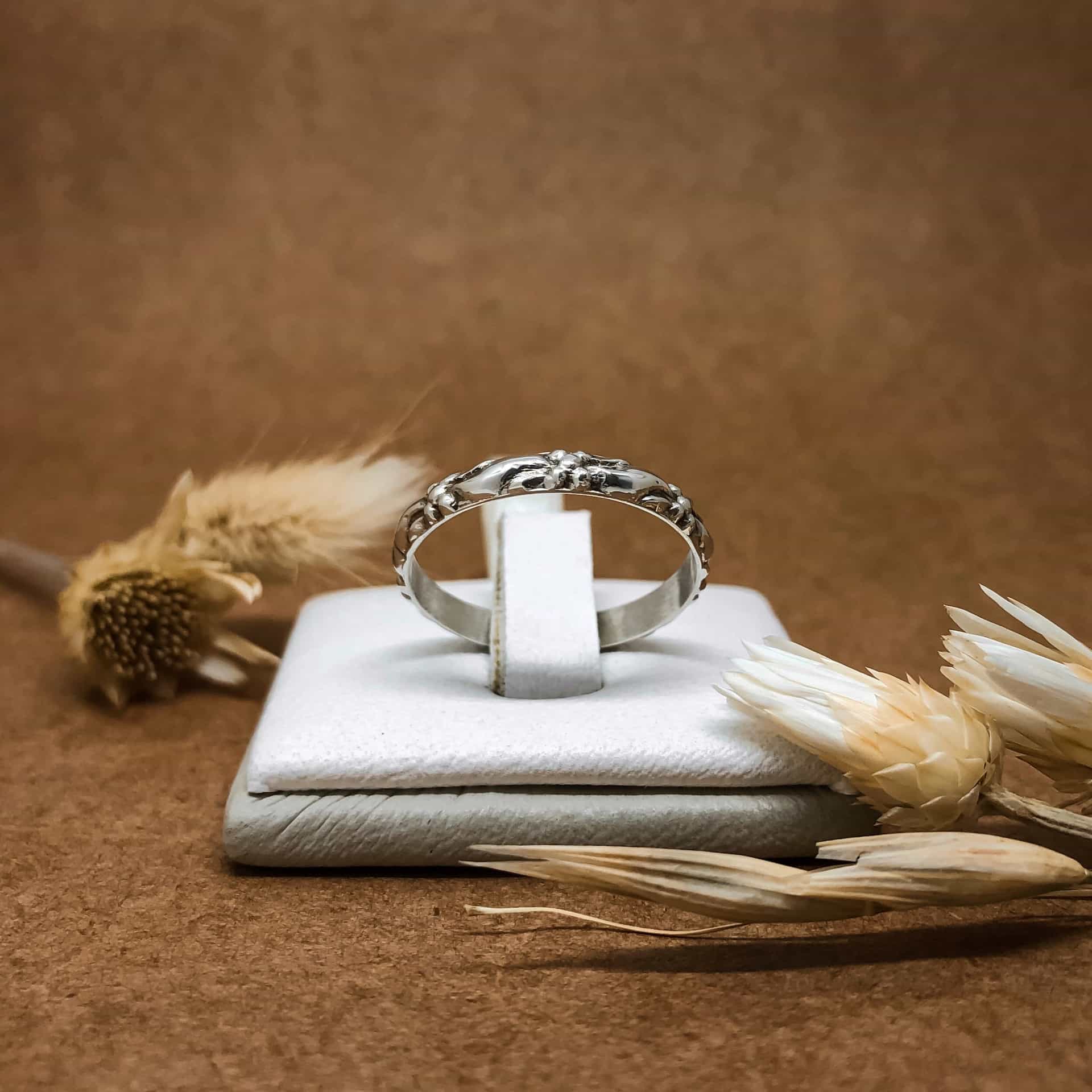 Alianza Flor Labrada Fina Oro Blanco