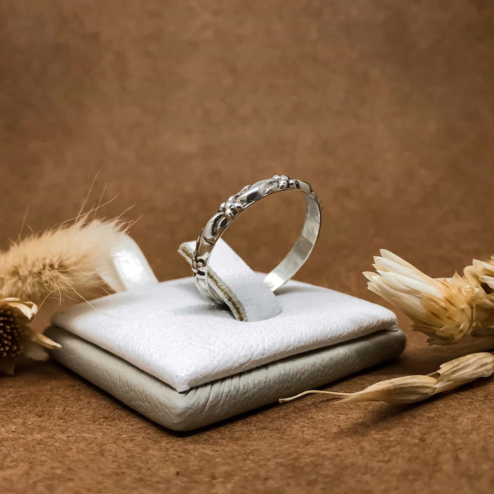 Alianza Flor Labrada Fina Oro Blanco