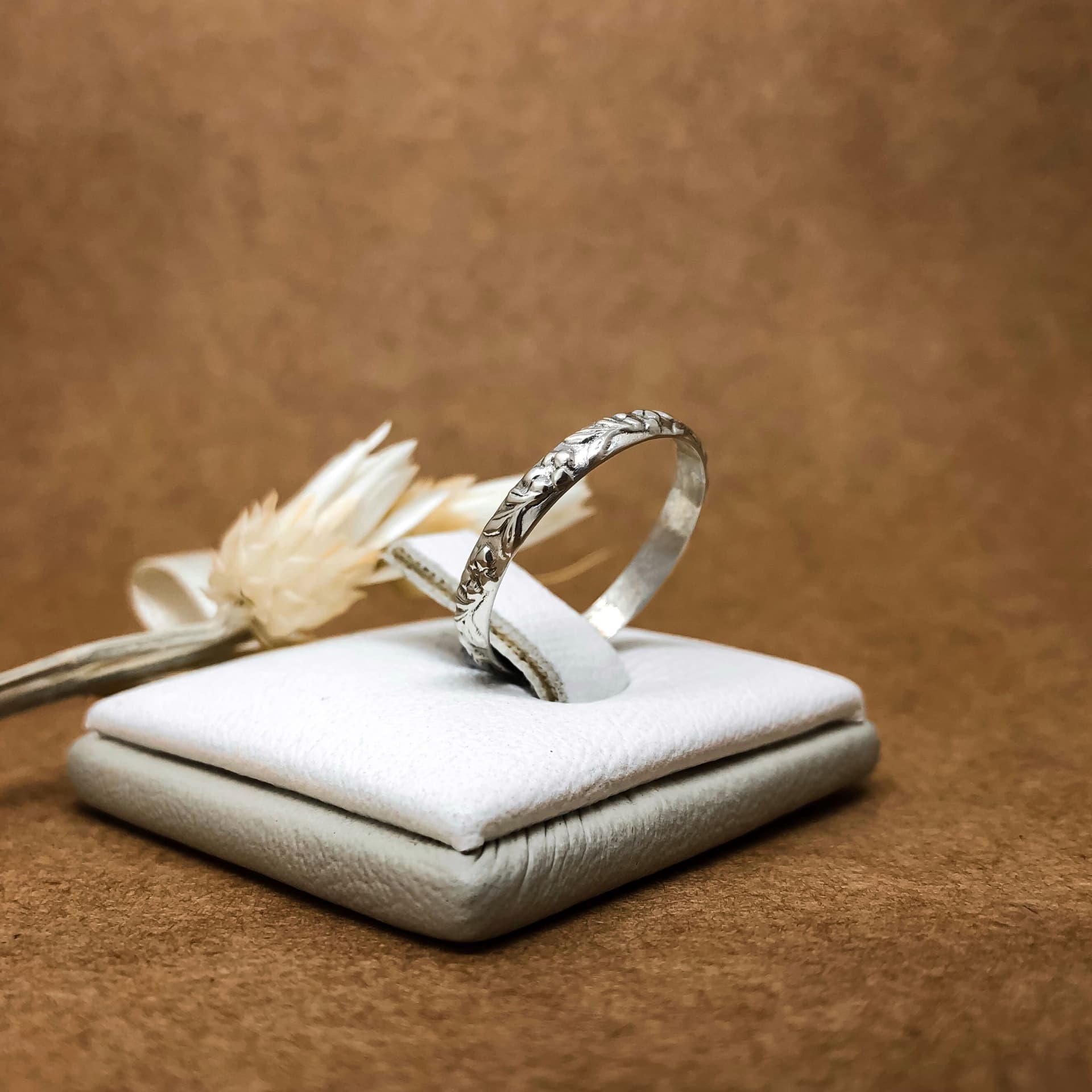 Alianza Italiana Flores y Hoja Oro Blanco