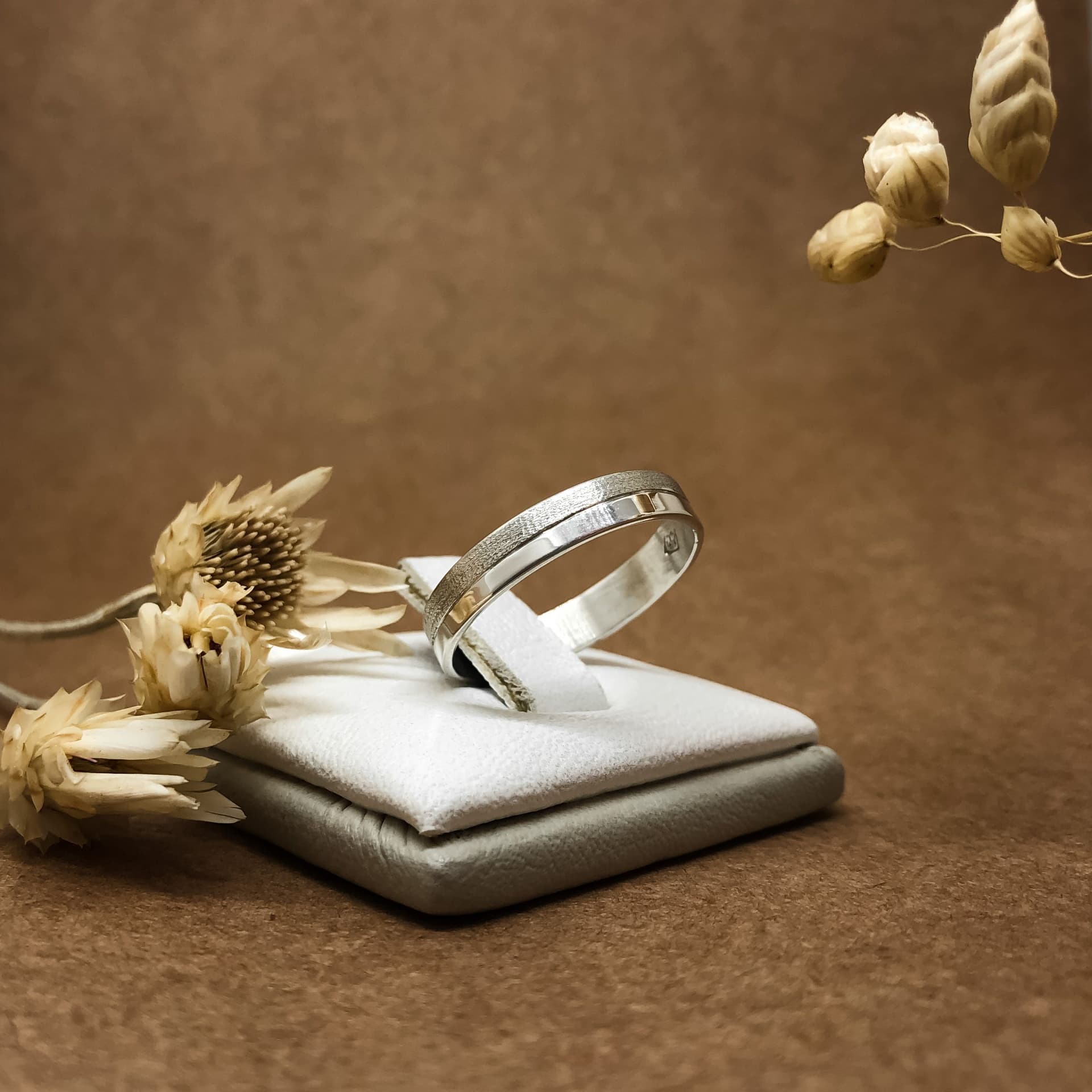 Alianza Cinta con Canaleta en el Centro Mitad Lisa Mitad Arenada Oro Blanco