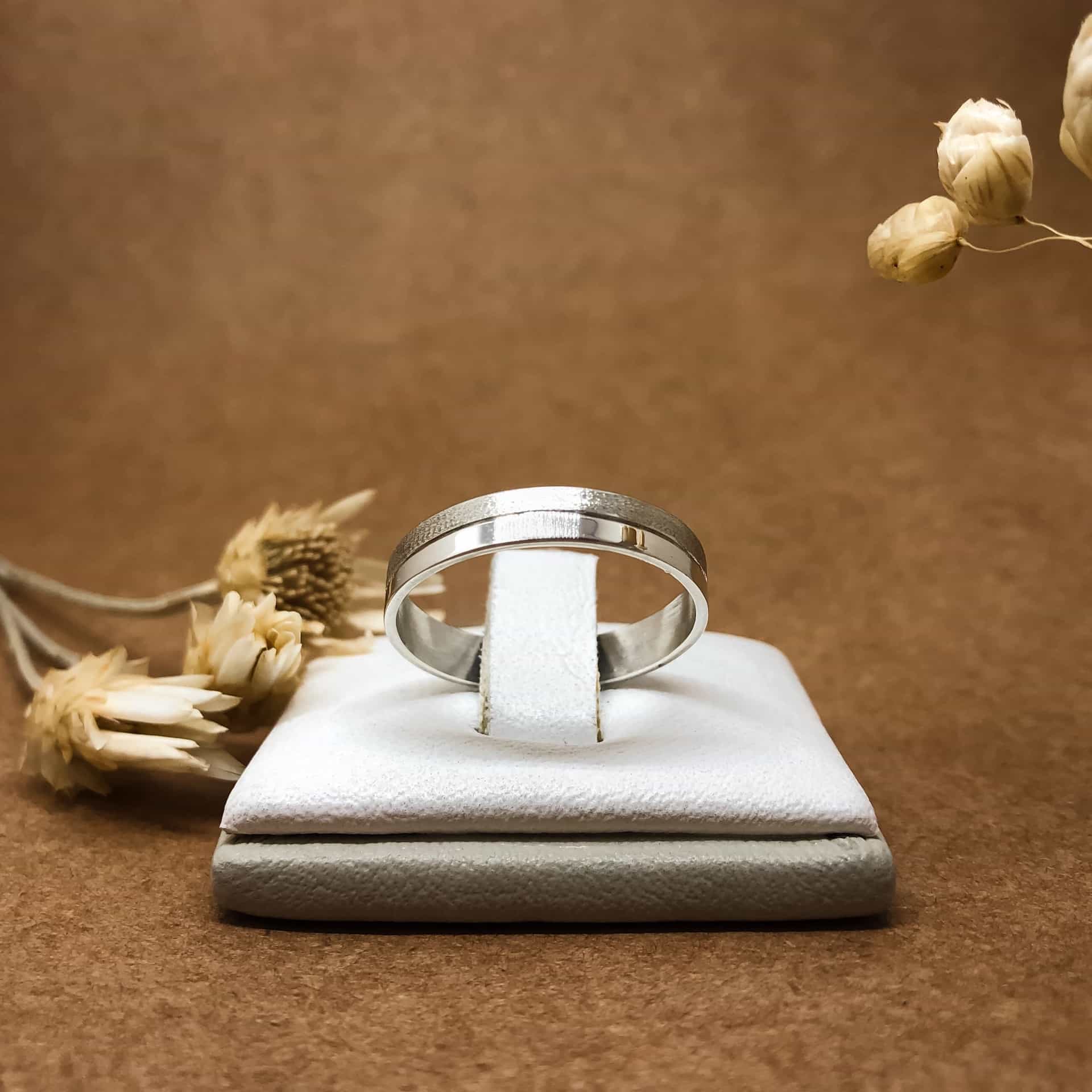 Alianza Cinta con Canaleta en el Centro Mitad Lisa Mitad Arenada Oro Blanco