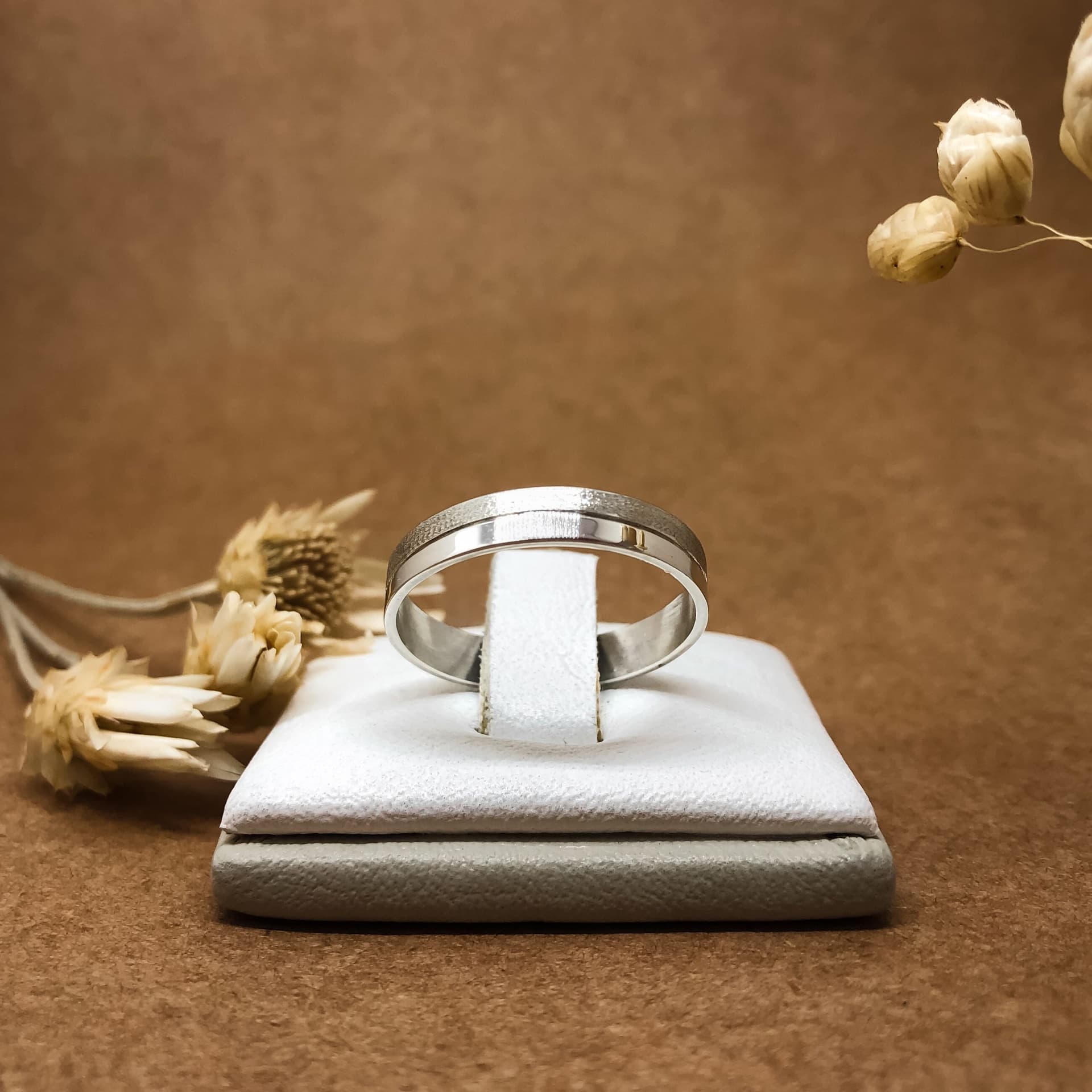 Alianza Cinta con Canaleta en el Centro Mitad Lisa Mitad Arenada Oro Blanco