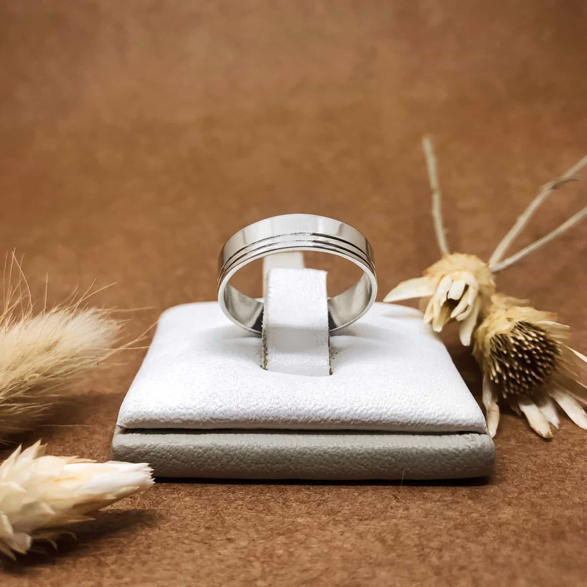 Alianza Cinta Fina con Dos Canaletas en el Extremo Oro Blanco