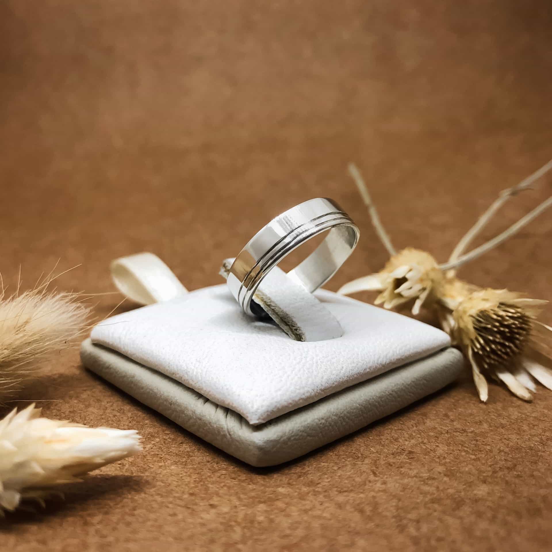 Alianza Cinta Fina con Dos Canaletas en el Extremo Oro Blanco