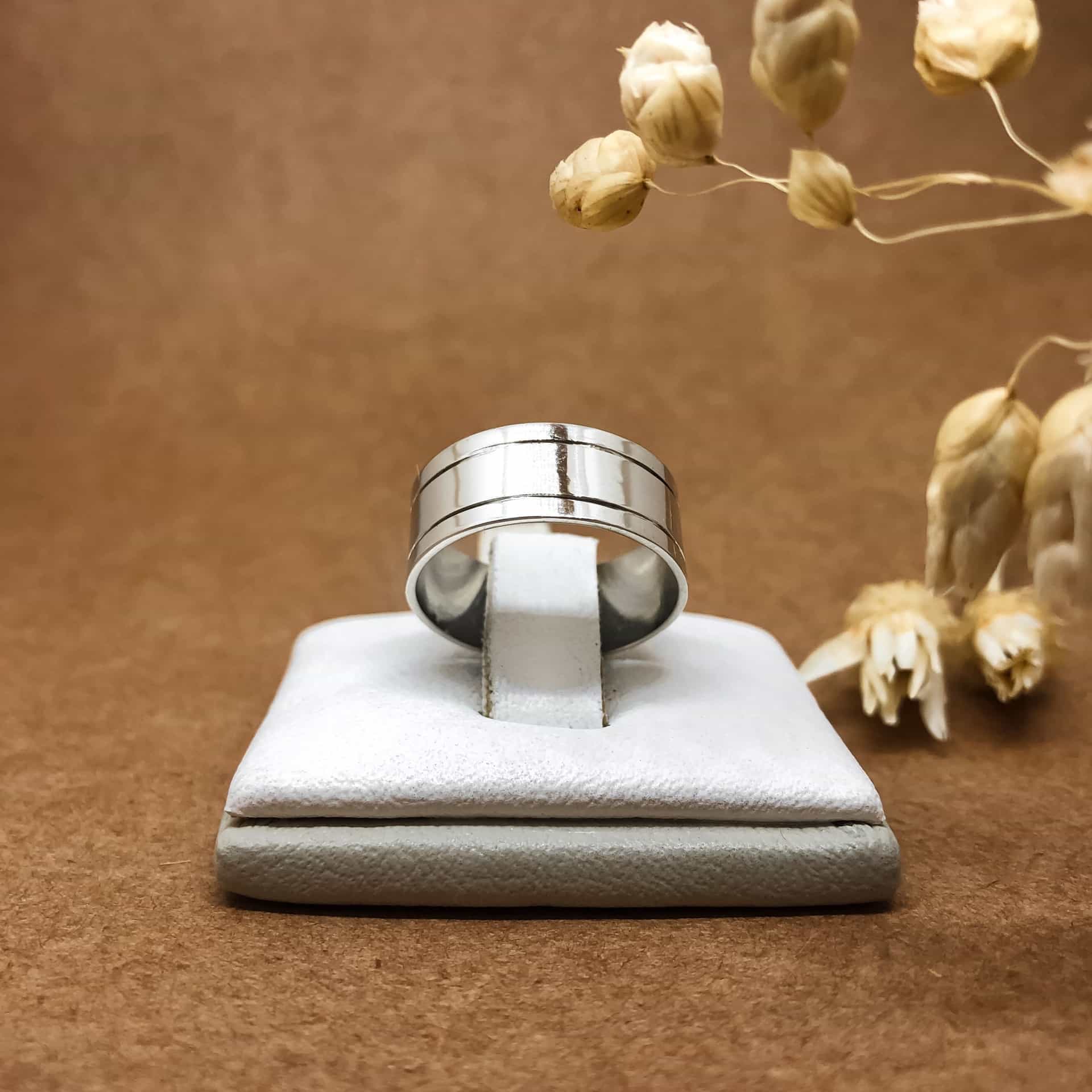 Alianza Cinta Super Ancha con Dos Canaletas Oro Blanco