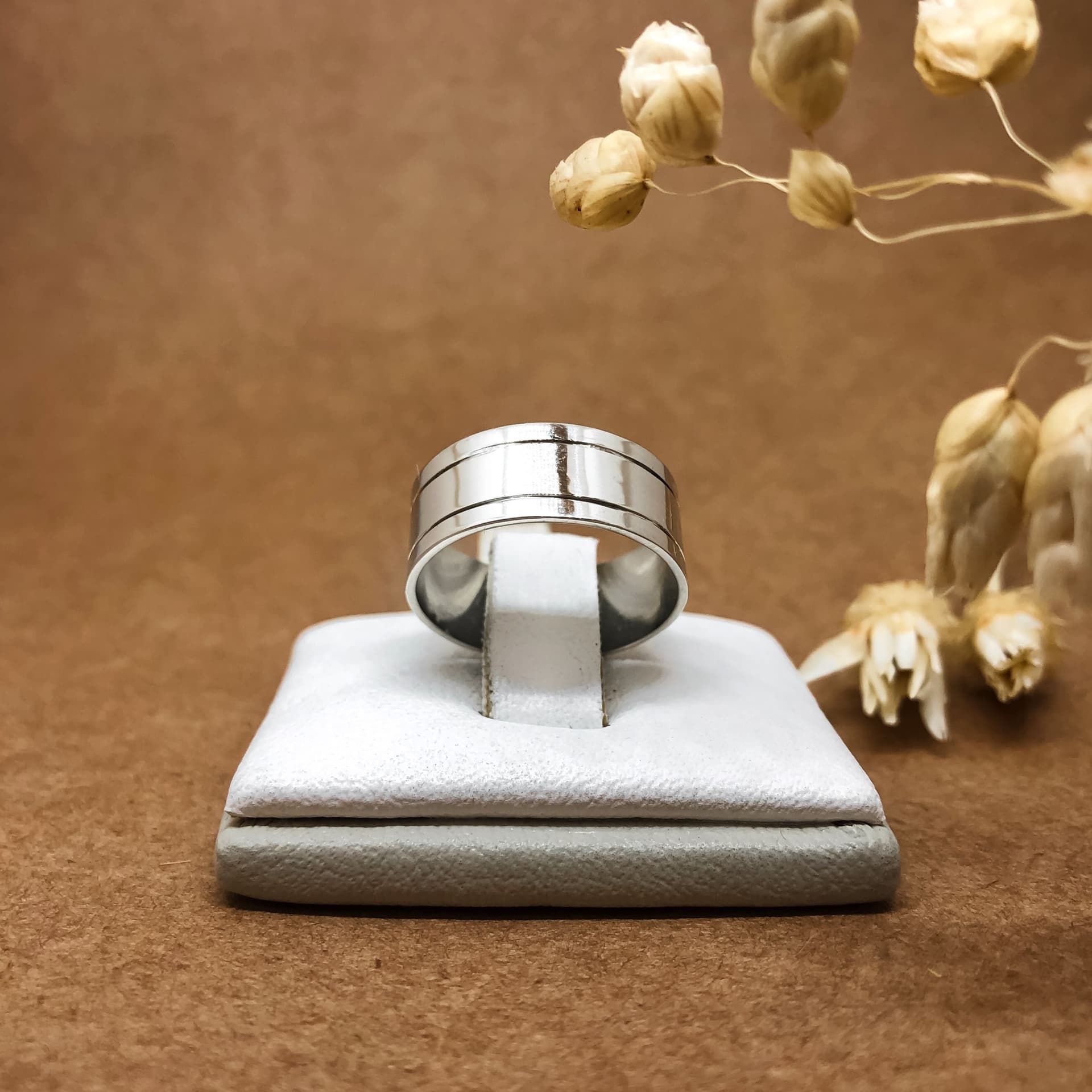 Alianza Cinta Super Ancha con Dos Canaletas Oro Blanco