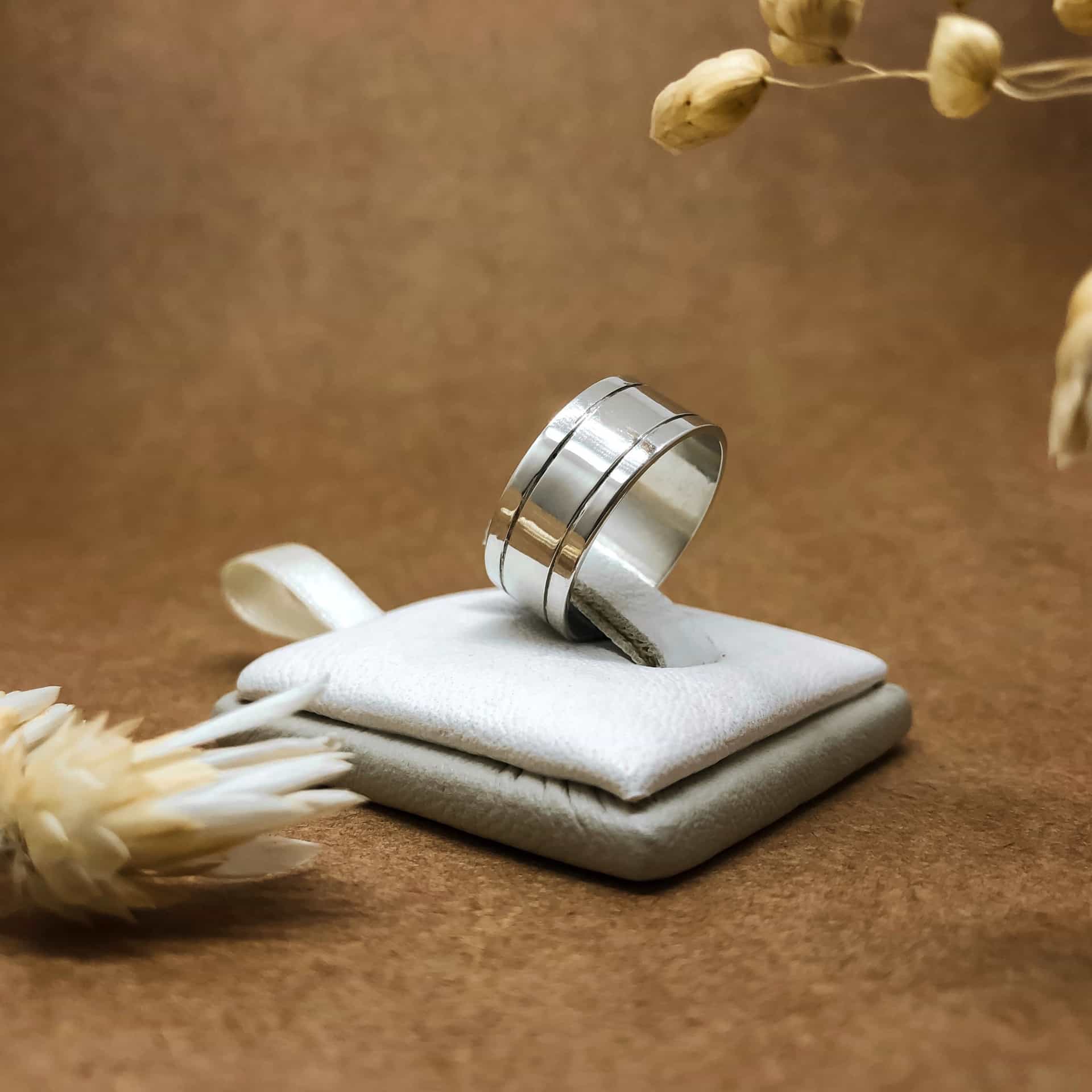 Alianza Cinta Super Ancha con Dos Canaletas Oro Blanco