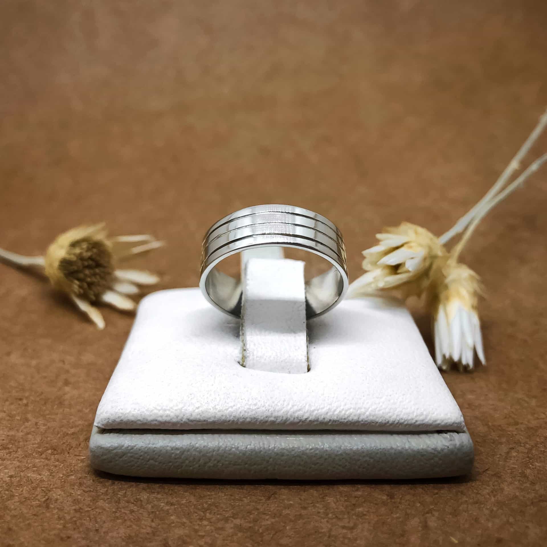 Alianza Cinta Fina con Tres Canaletas Oro blanco