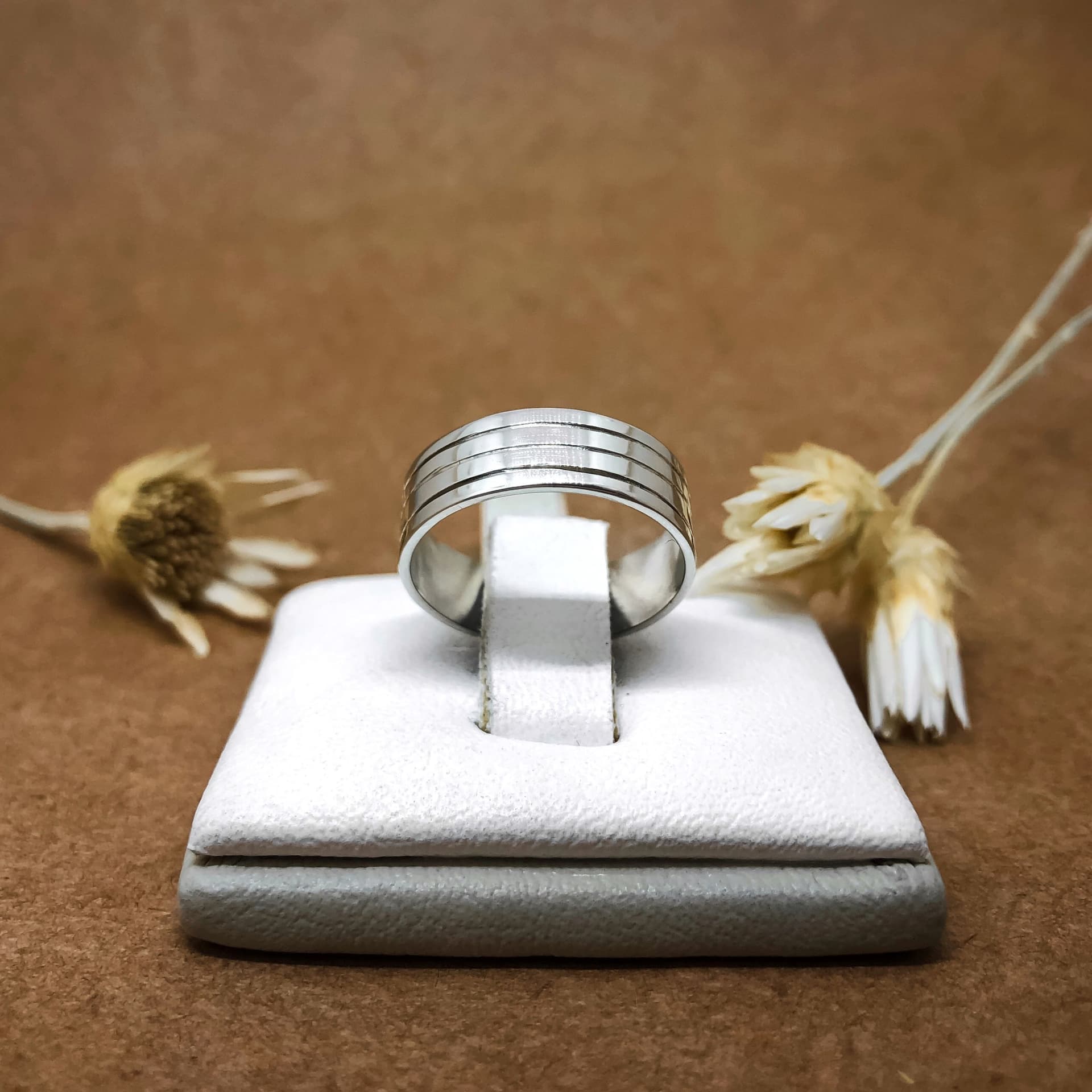 Alianza Cinta Fina con Tres Canaletas Oro blanco