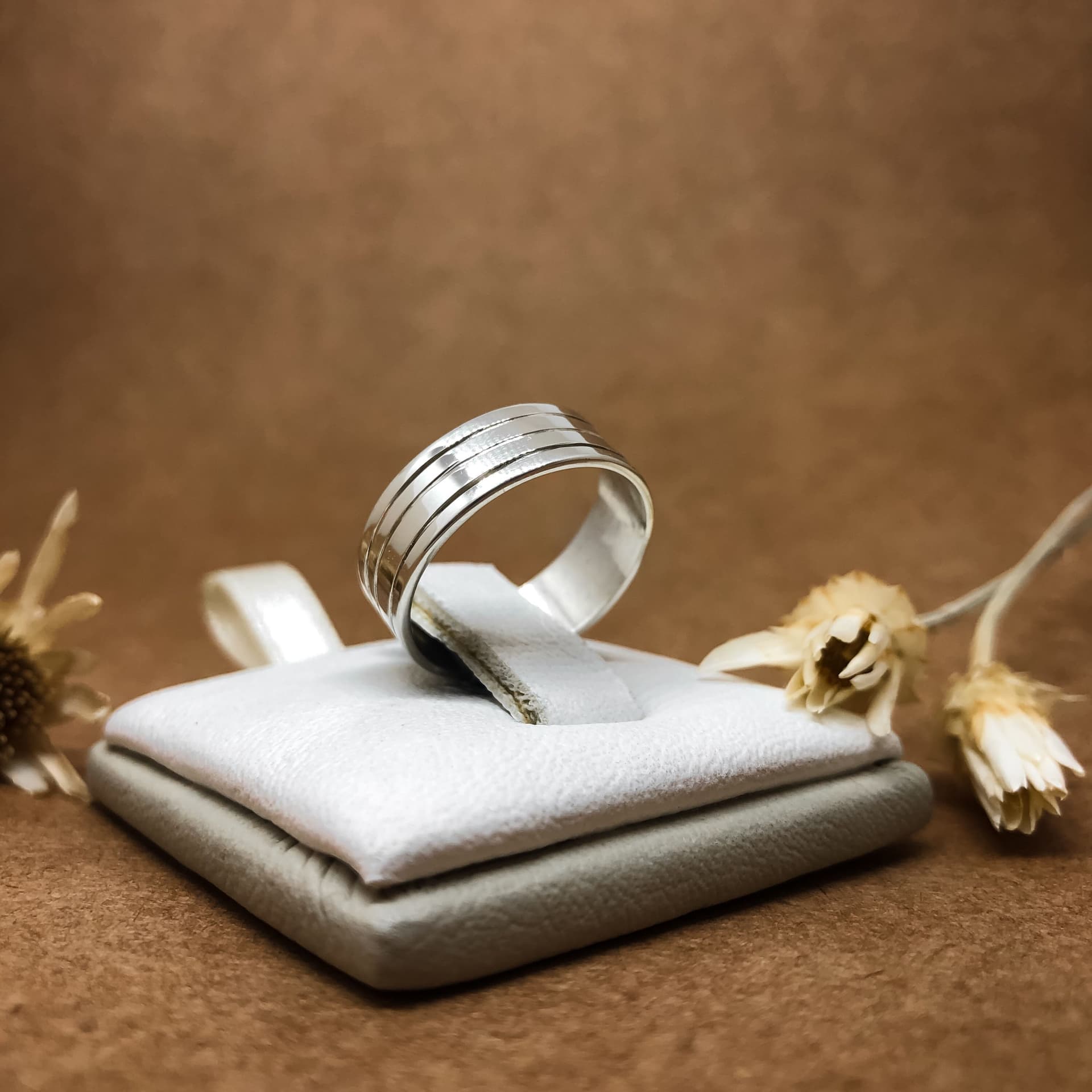 Alianza Cinta Fina con Tres Canaletas Oro blanco