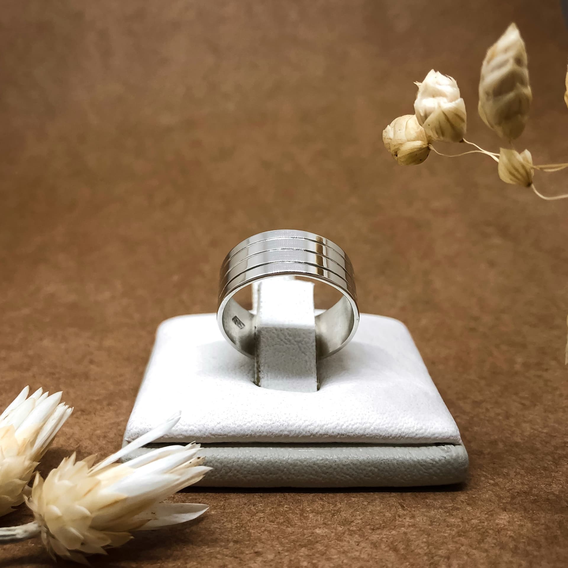 Alianza Cinta Ancha con Tres Canaletas Oro blanco