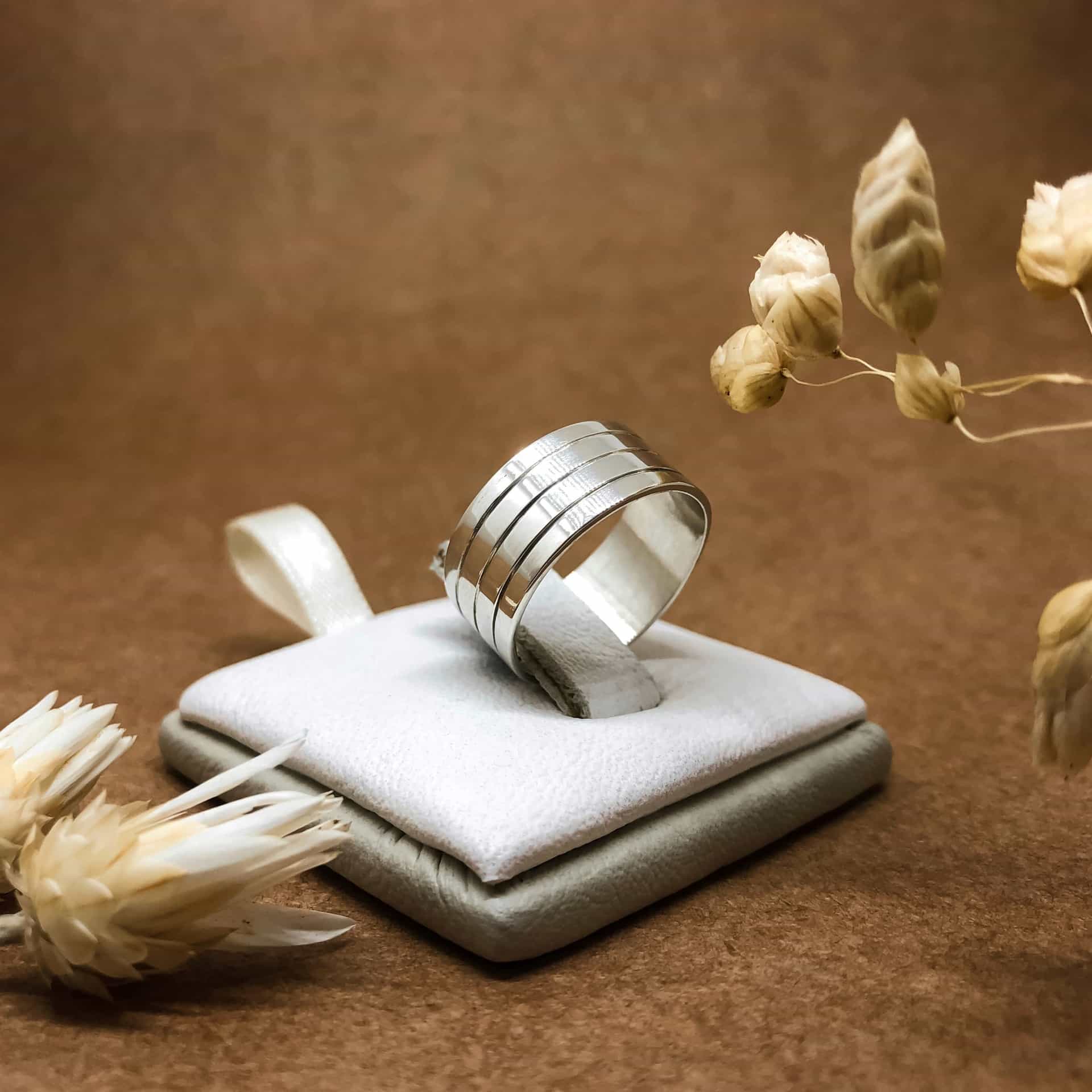 Alianza Cinta Ancha con Tres Canaletas Oro blanco