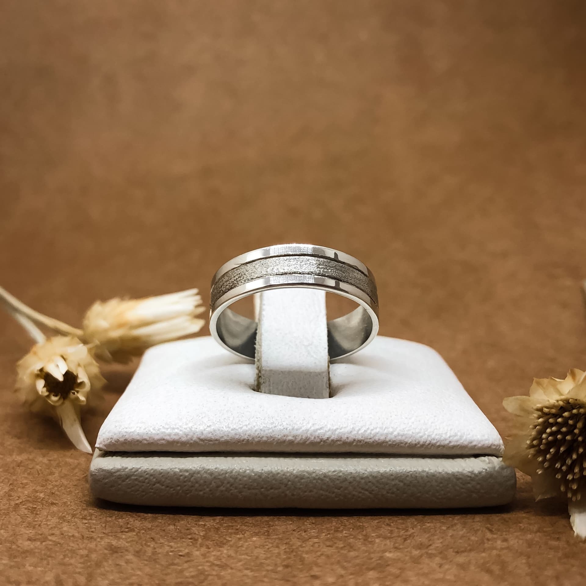 Alianza Cinta Fina con Dos canaletas Bordes Pulidos y Centro Arenado Oro blanco