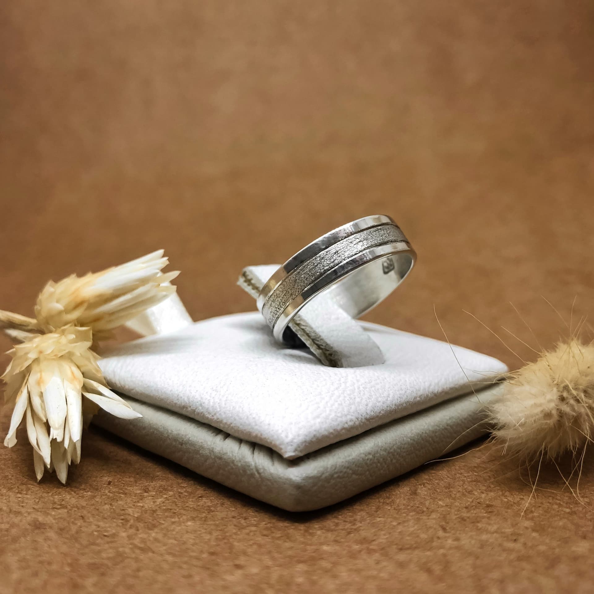 Alianza Cinta Fina con Dos canaletas Bordes Pulidos y Centro Arenado Oro blanco