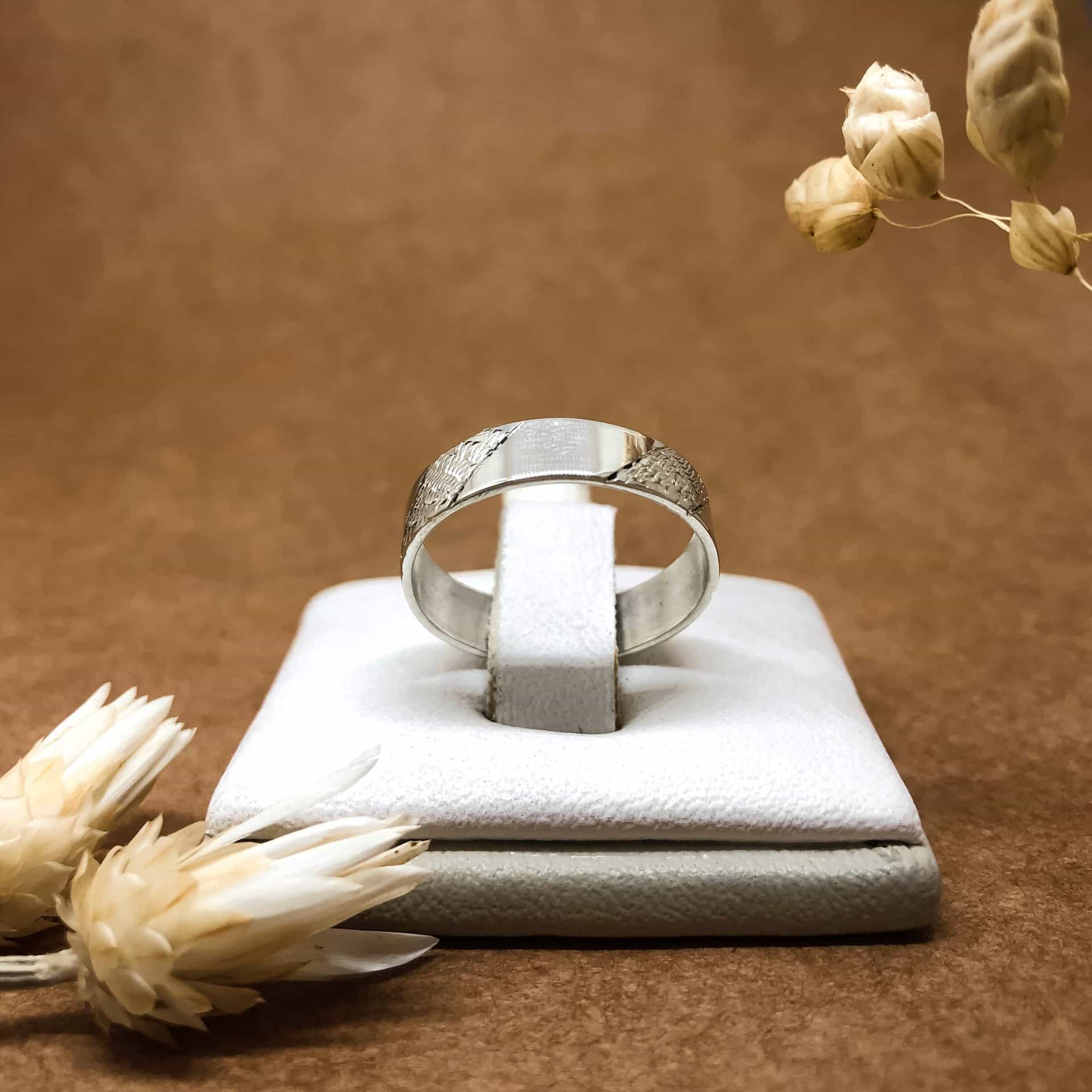 Alianza Cinta Fina Satinada en diagonal Oro Blanco