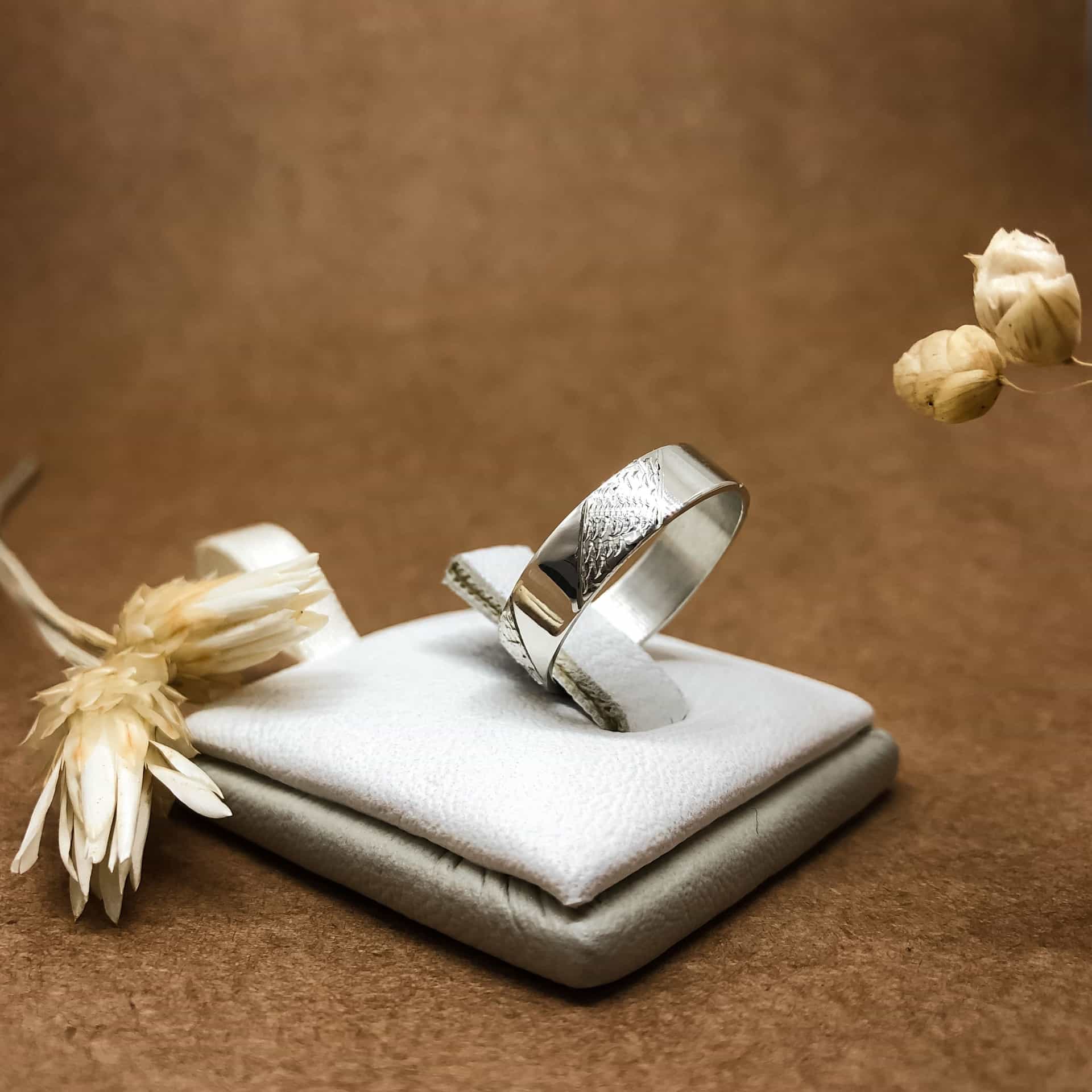 Alianza Cinta Fina Satinada en diagonal Oro Blanco