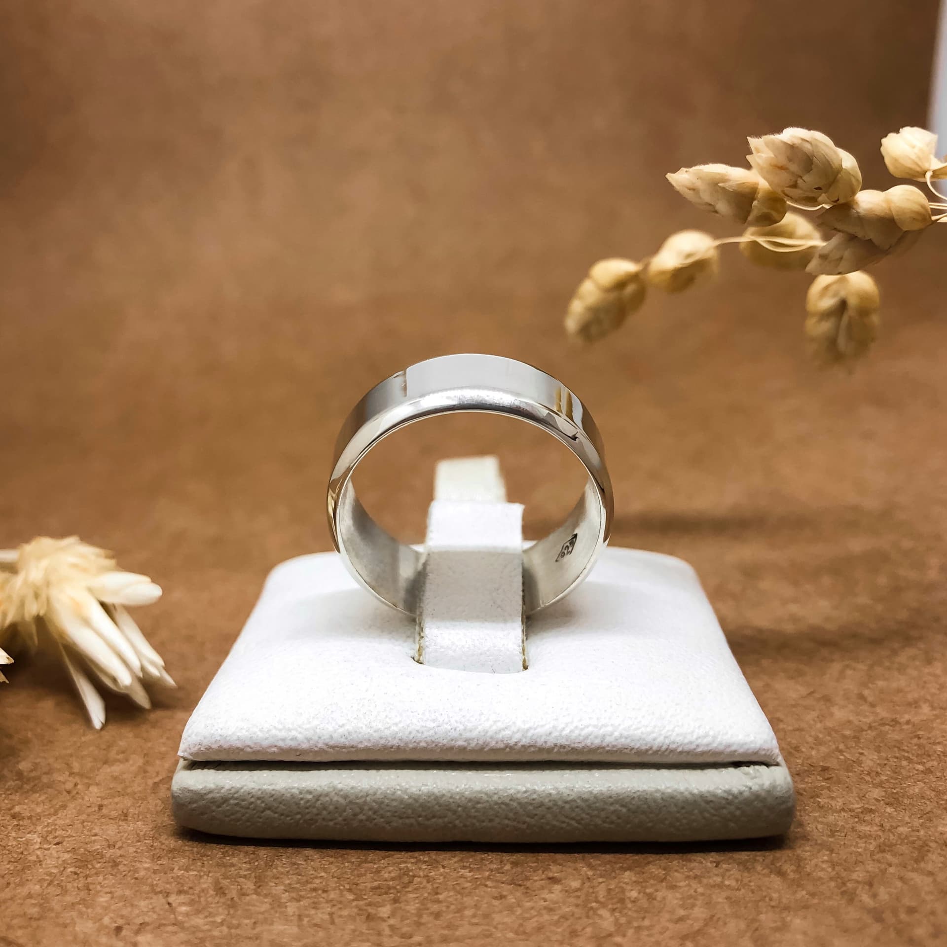 Alianza Cinta con Bordes Biselados Oro Blanco