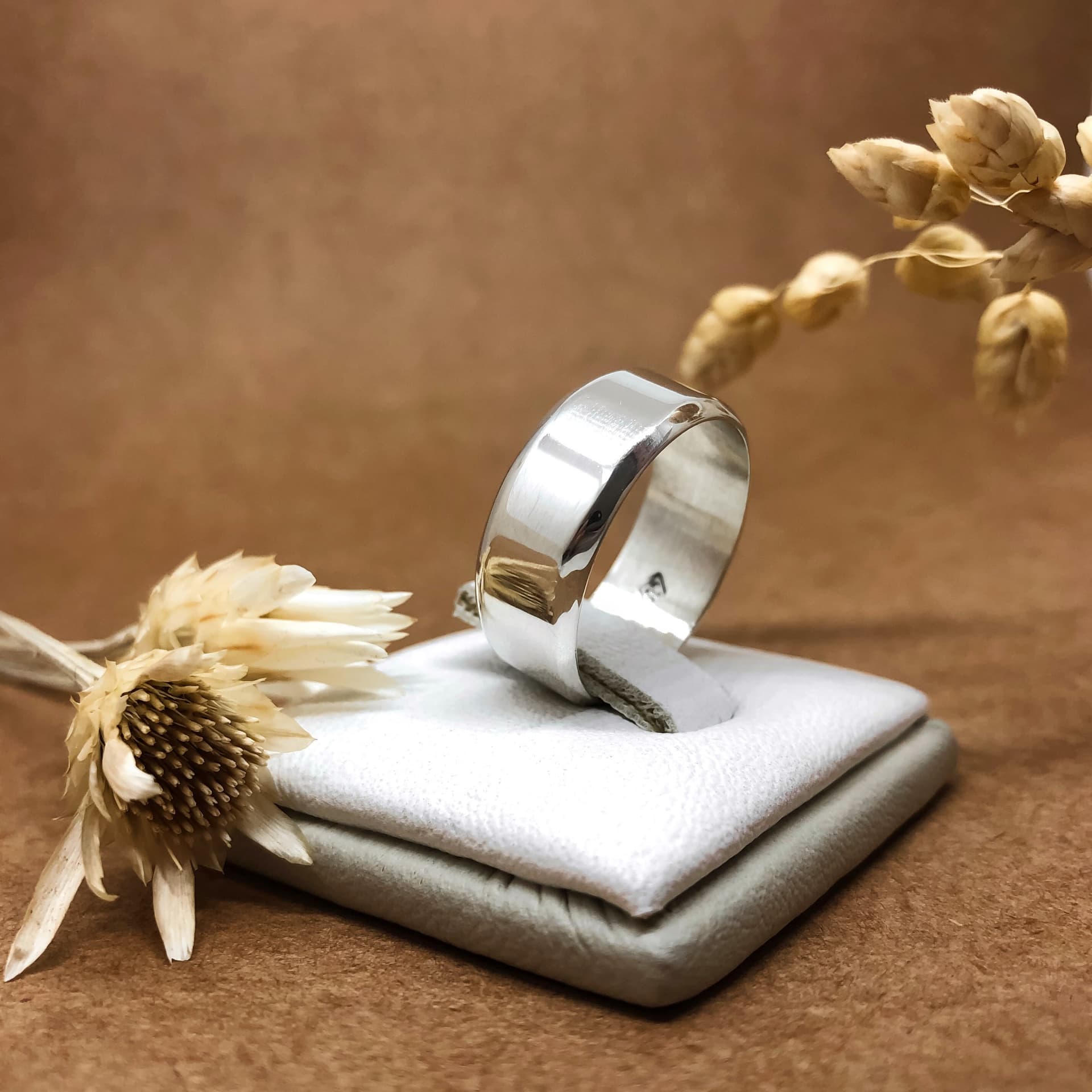 Alianza Cinta con Bordes Biselados Oro Blanco