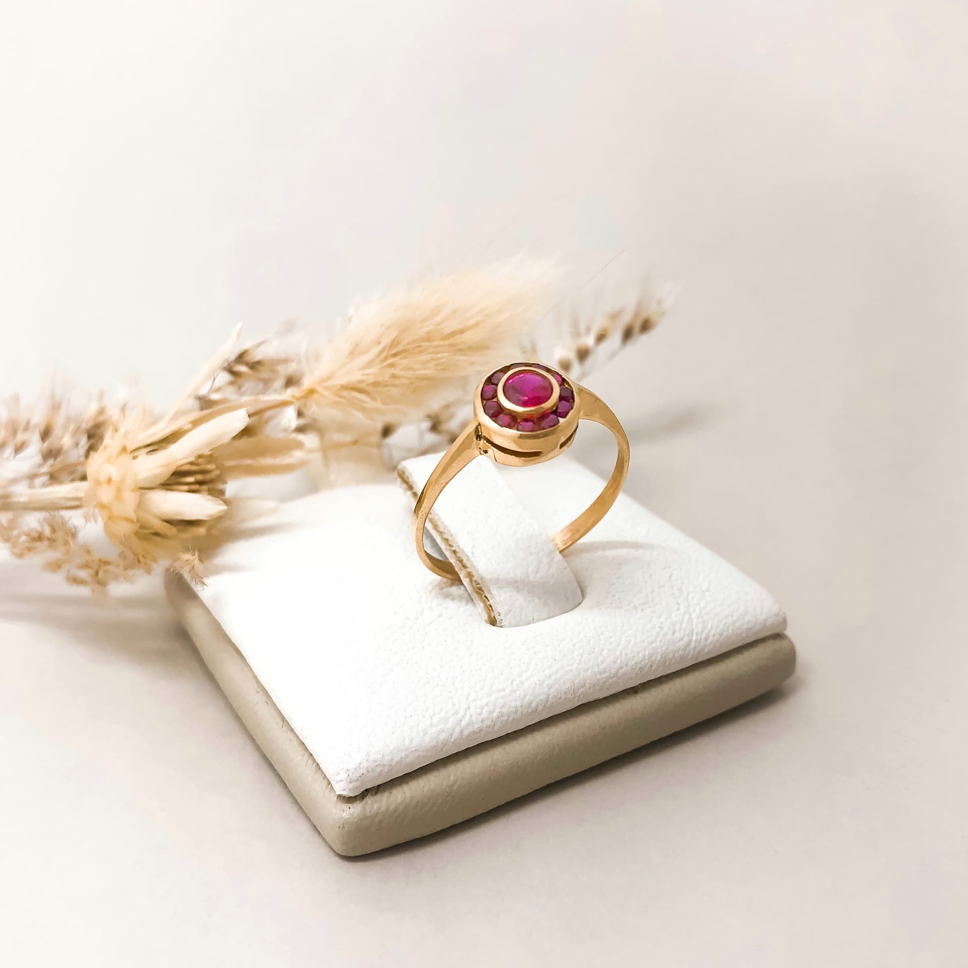 Anillo Ojo de Perdiz Piedra Roja