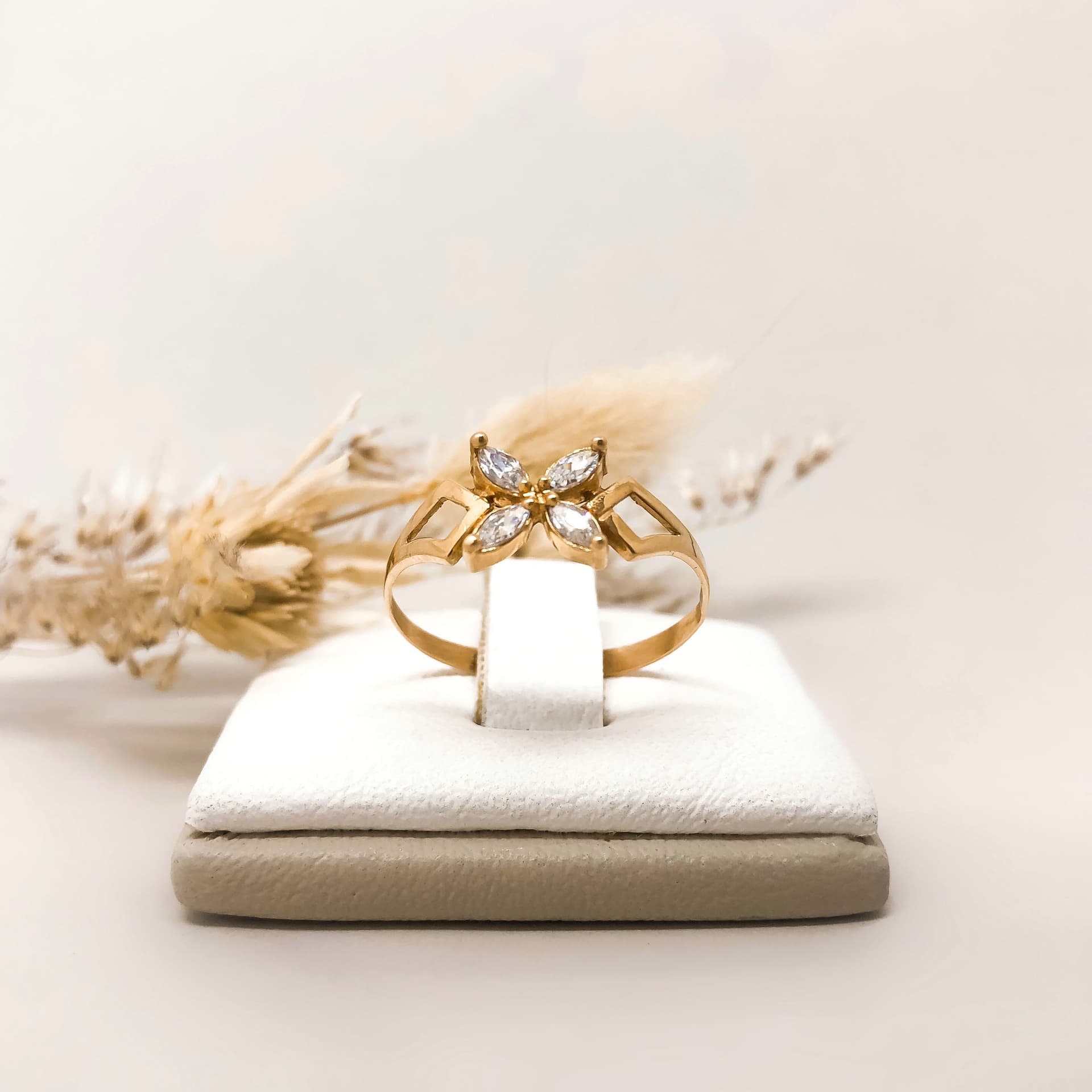 Anillo Flor 4 Pétalos Piedras Blancas