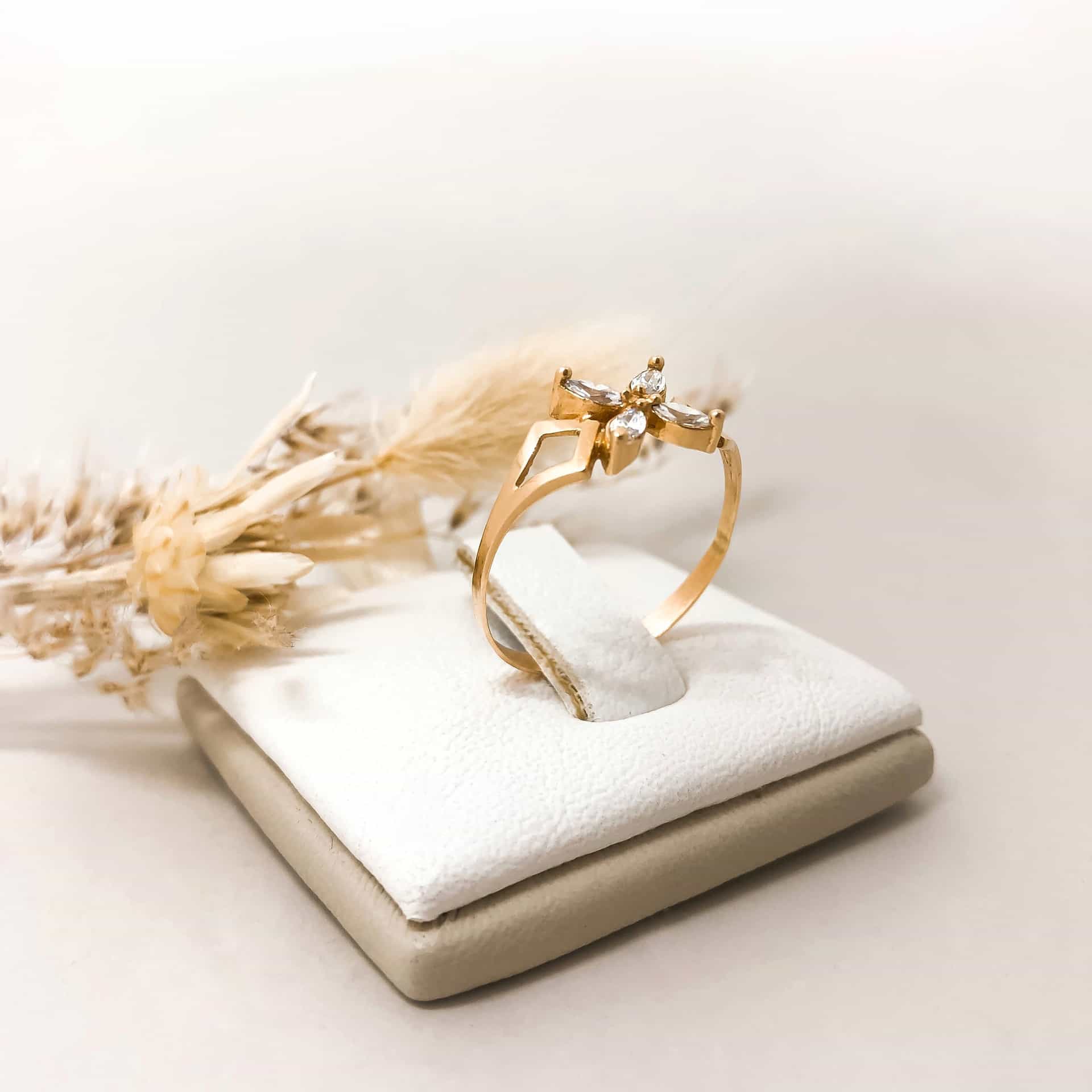 Anillo Flor 4 Pétalos Piedras Blancas