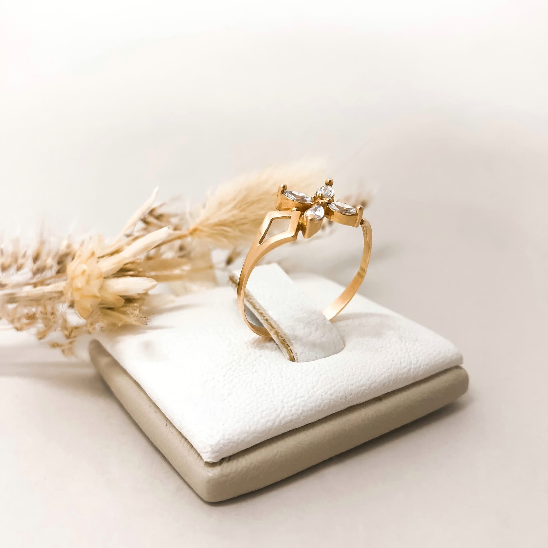 Anillo Flor 4 Pétalos Piedras Blancas