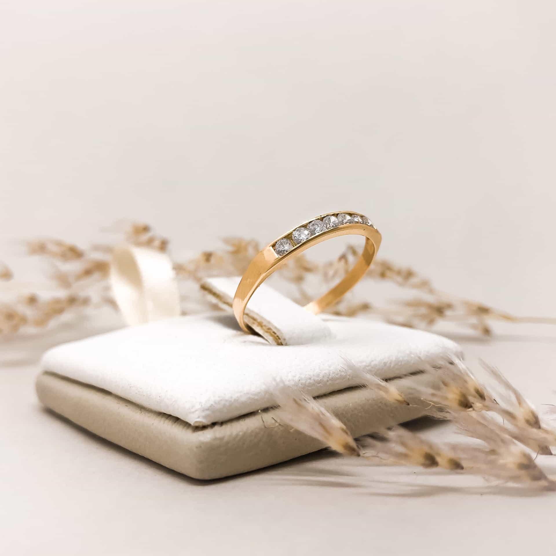 Anillo 1/2 Sin Fin 7 Piedras Blancas