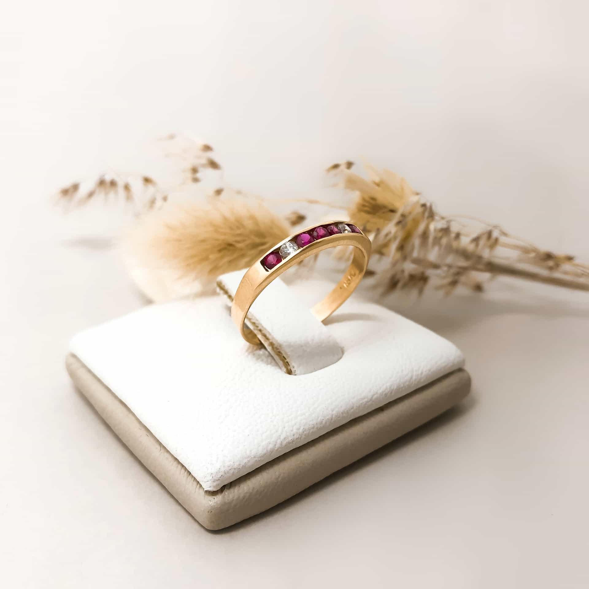 Anillo 1/2 Sin Fin Piedras Rojas con Blancas